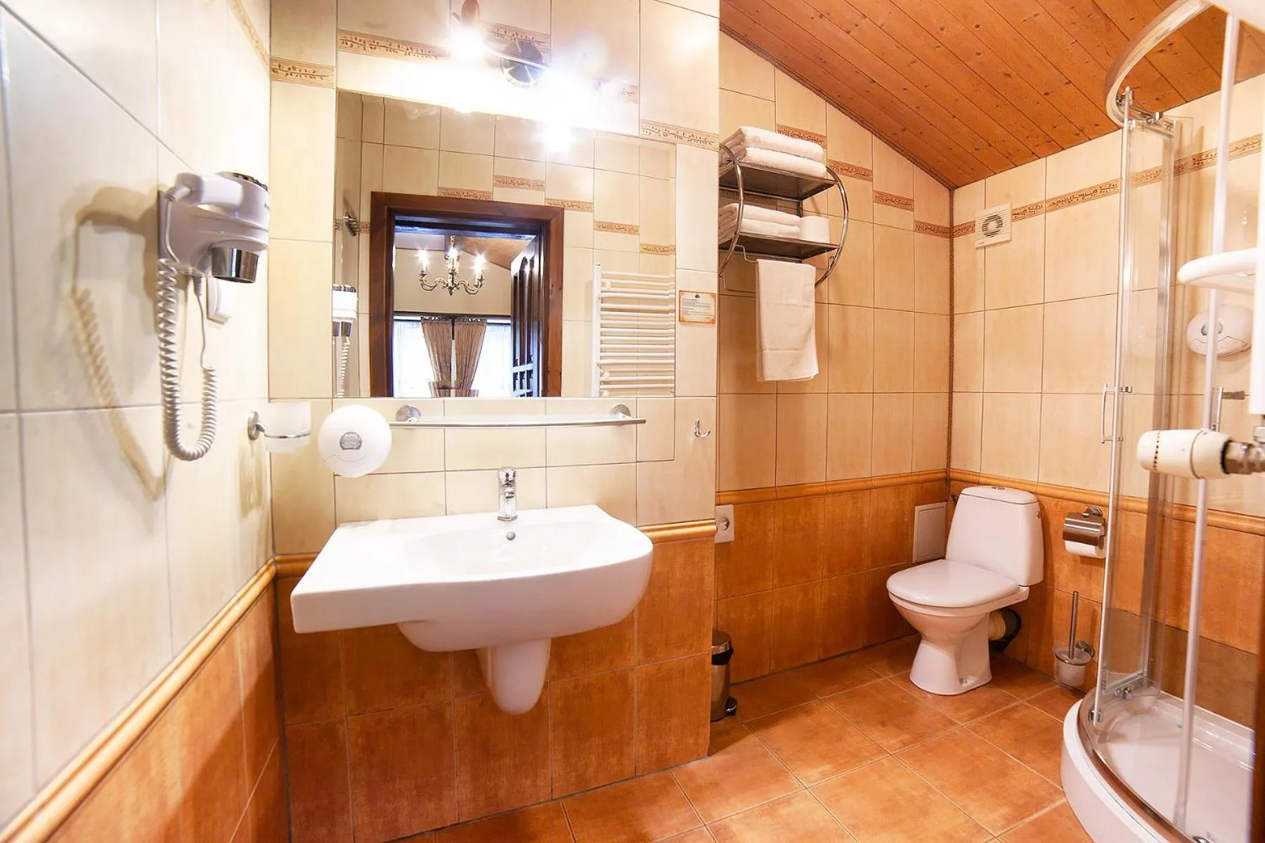 Bathroom in Hotel Dworek Wapionka