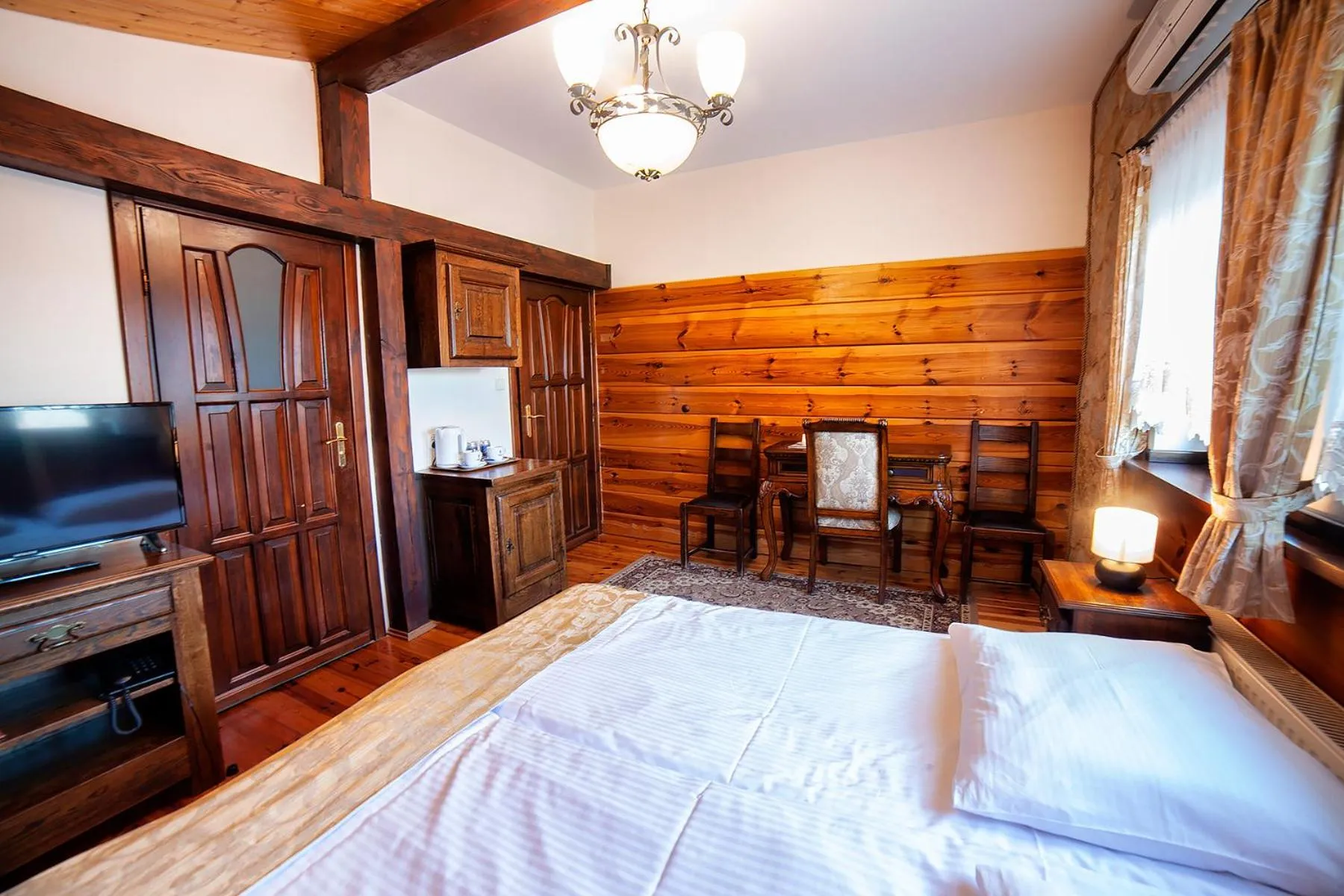 TV and multimedia, Bed in Hotel Dworek Wapionka