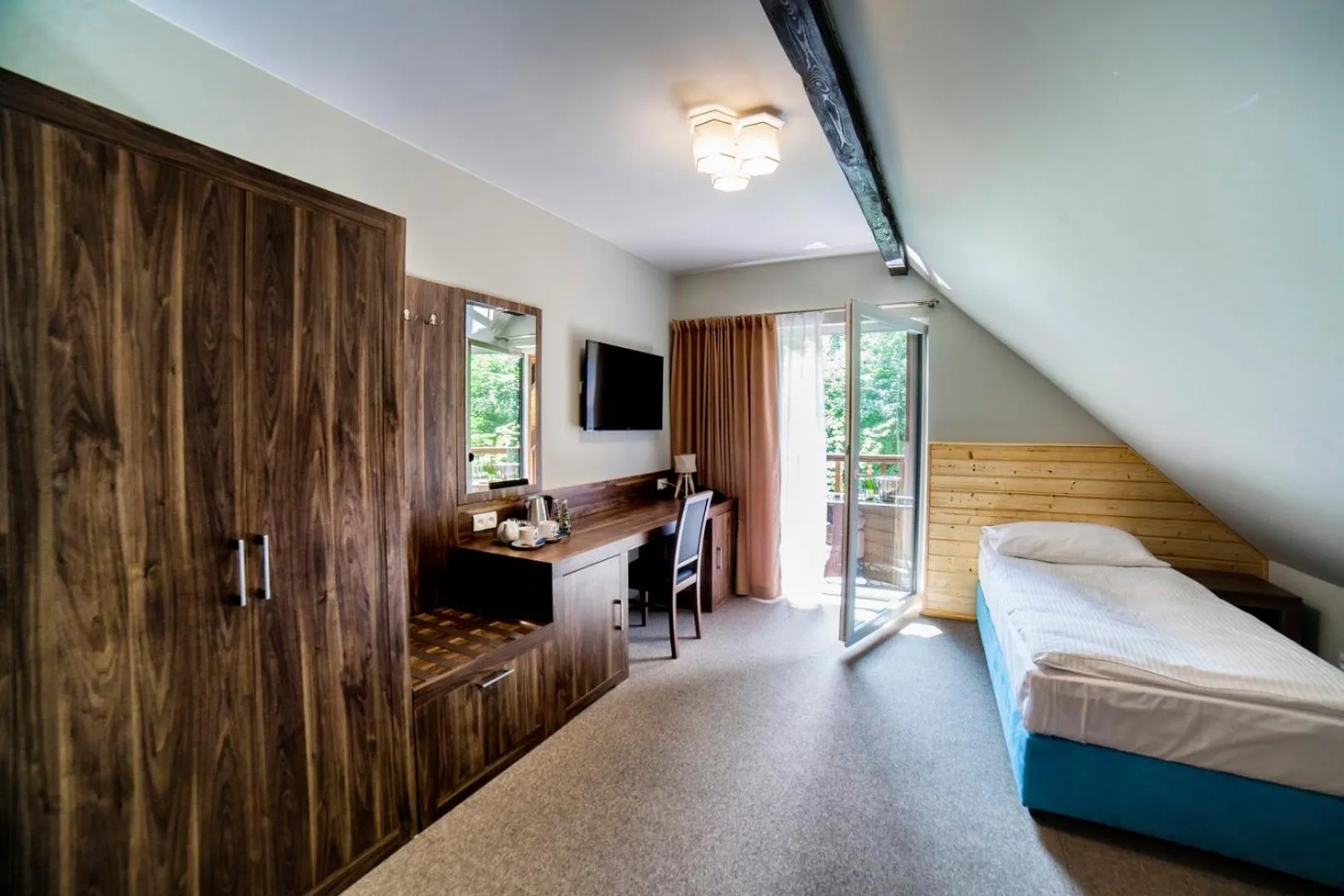 TV and multimedia, Bed in Hotel Dworek Wapionka