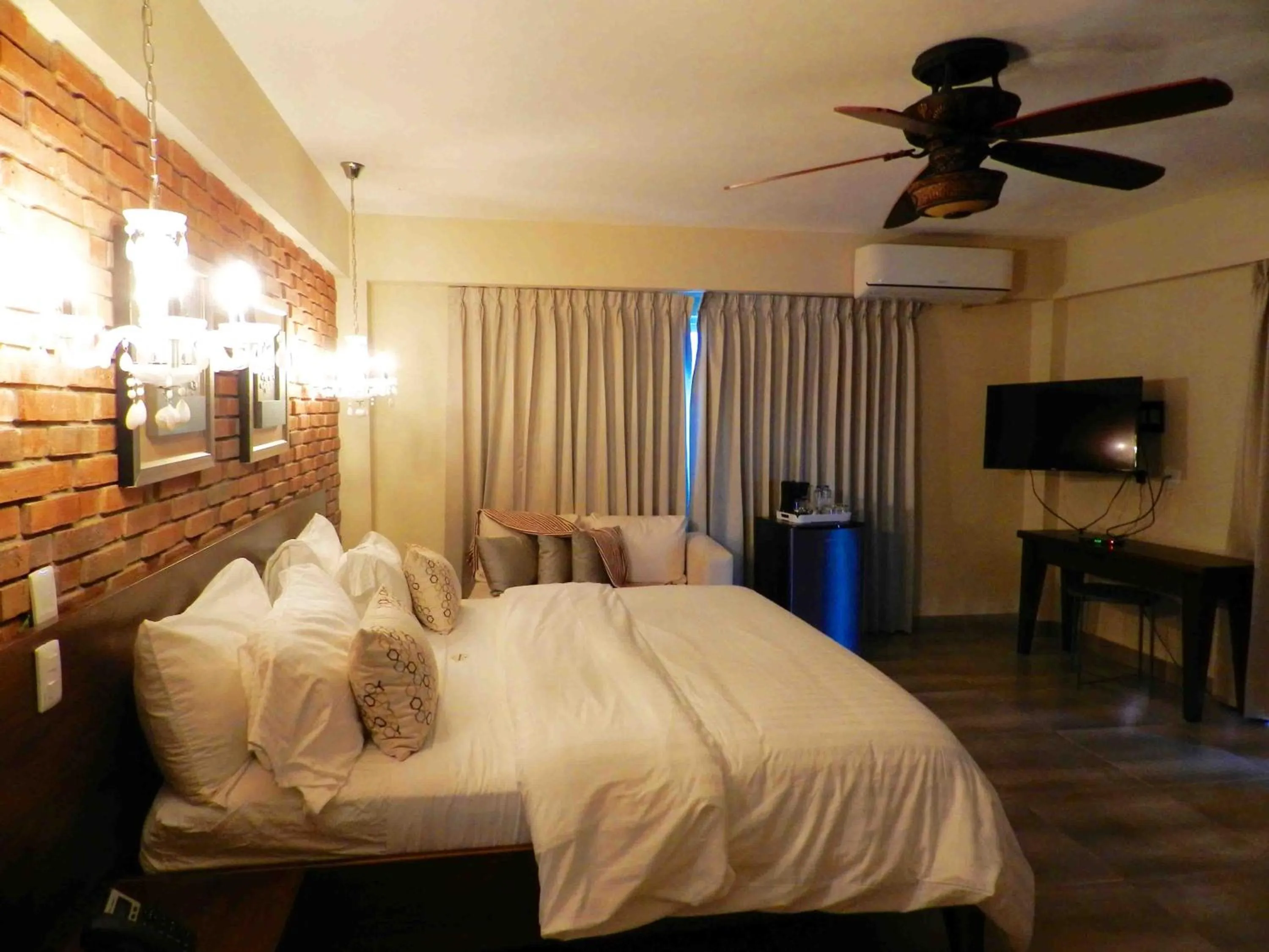 Bedroom, Bed in MON Hotel Boutique