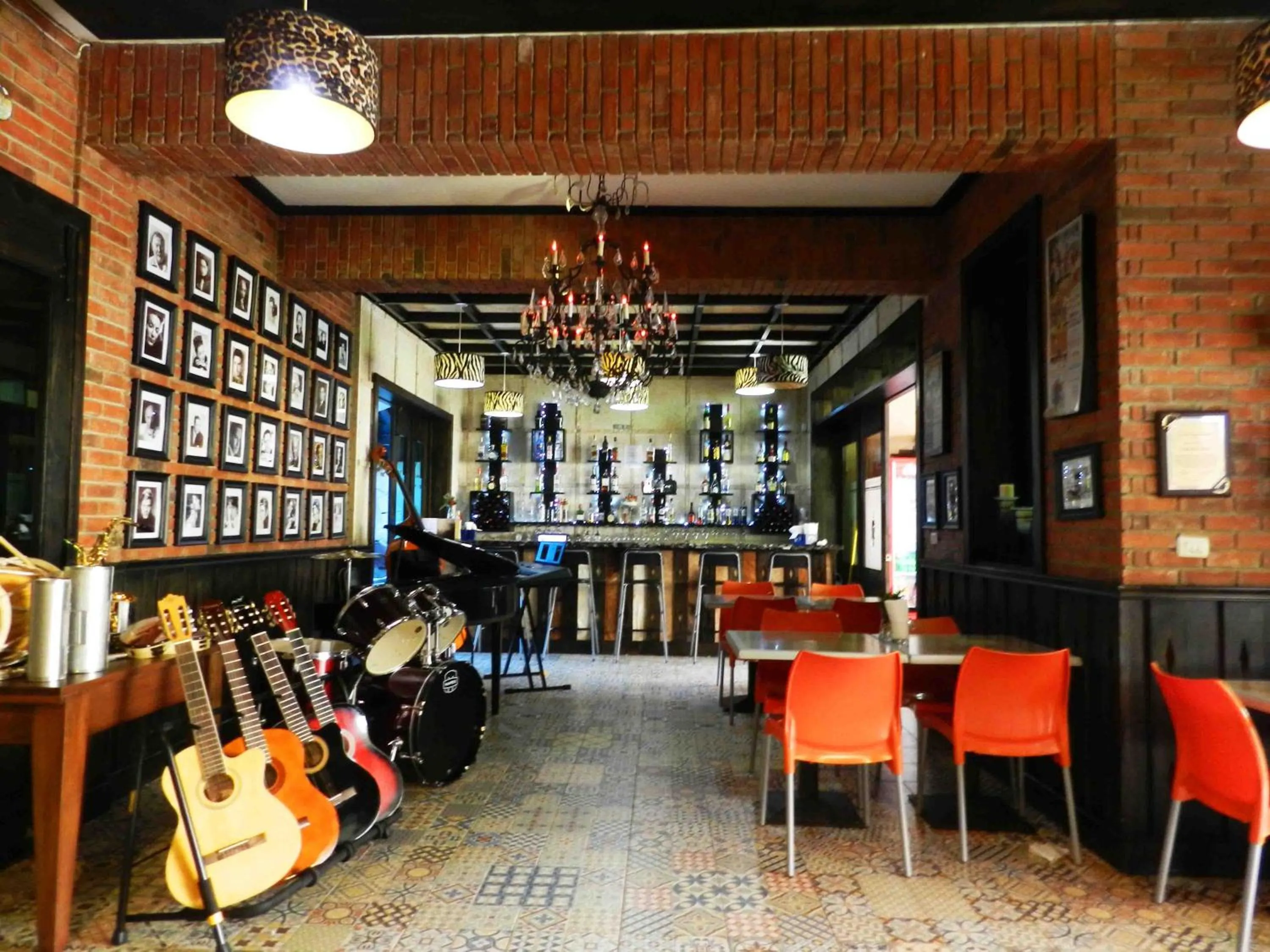 Restaurant/places to eat in MON Hotel Boutique