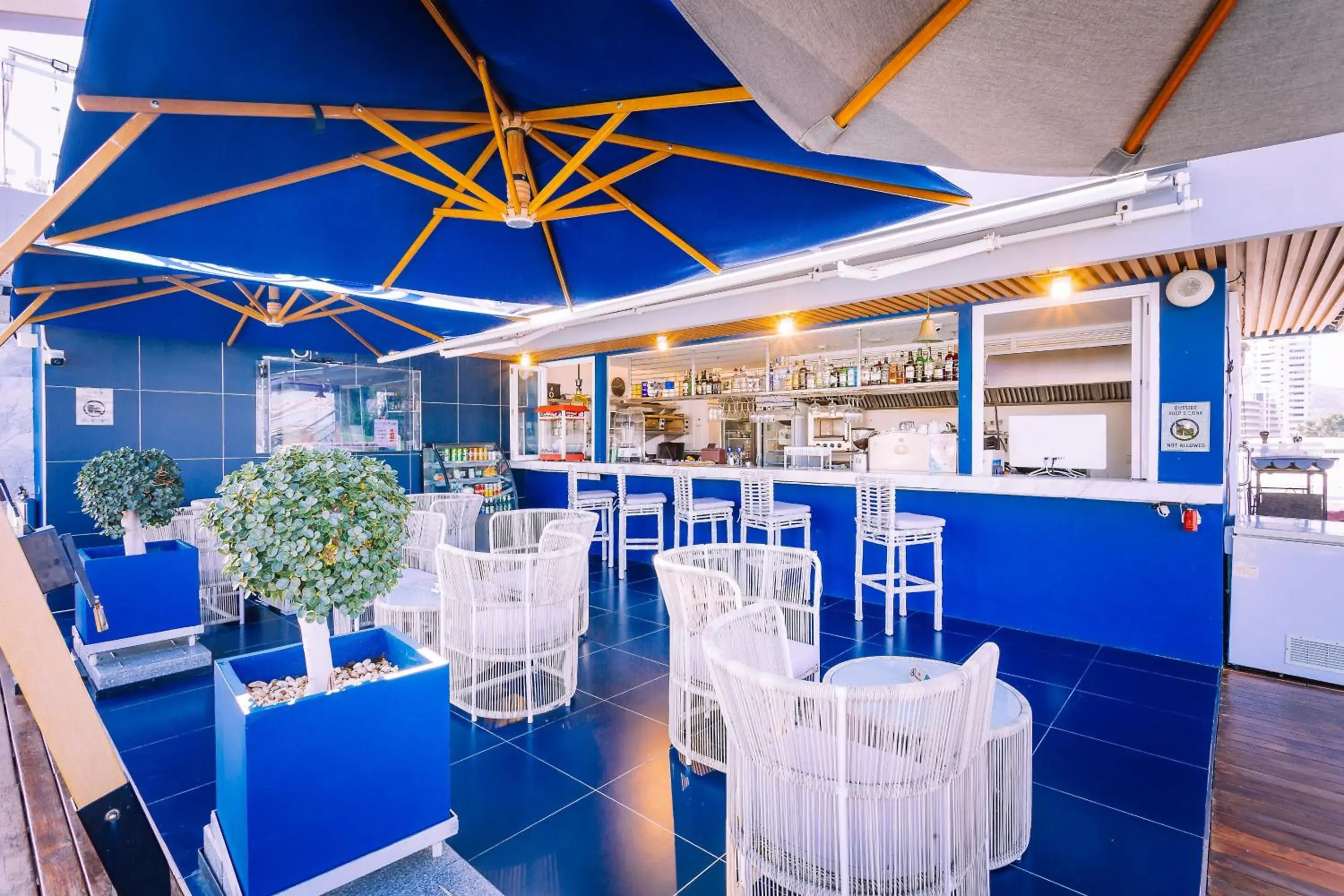 Lounge or bar in Hotel Clover Patong Phuket - SHA Plus Lounge or bar in Hotel Clover Patong Phuket - SHA Plus