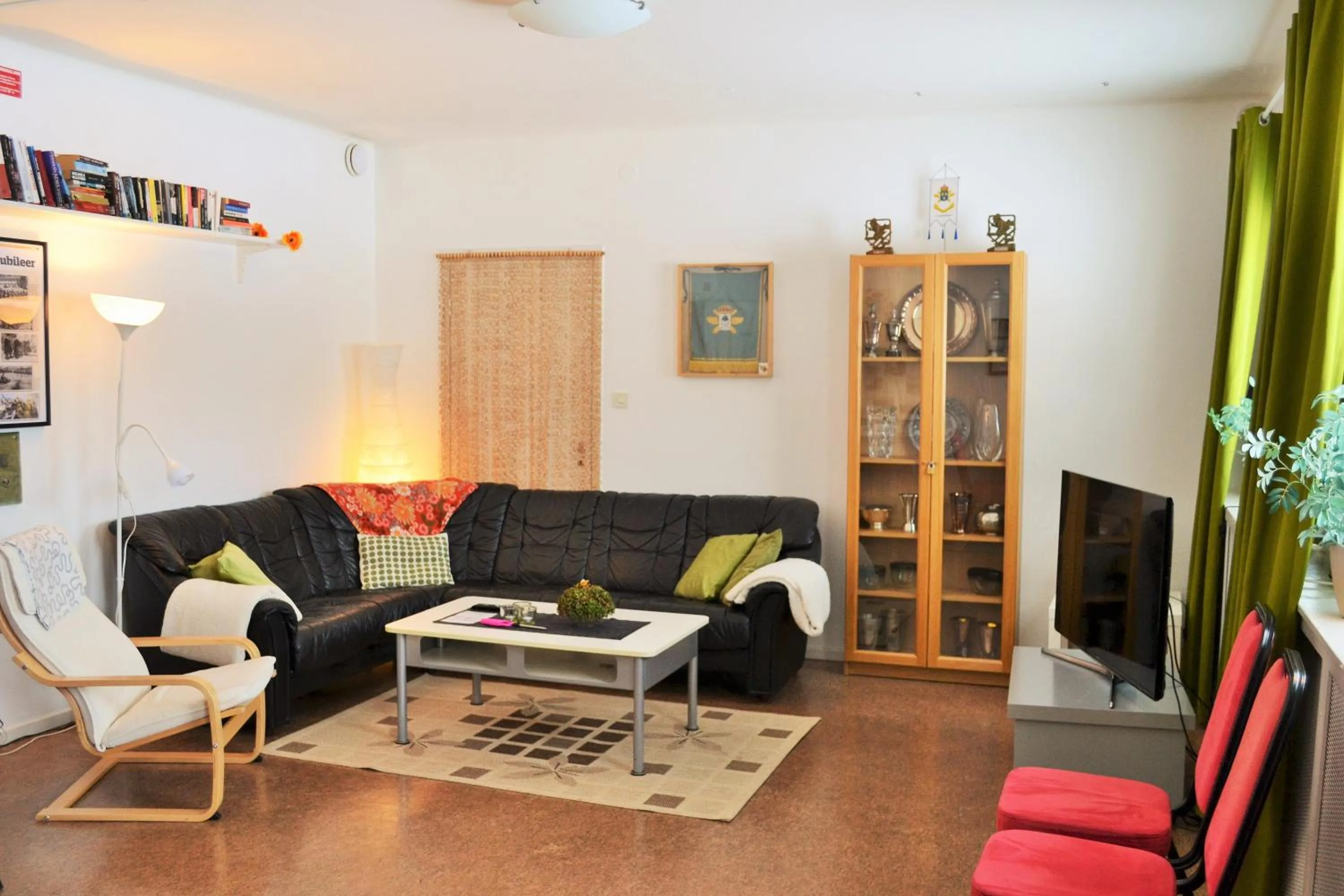 Communal lounge/ TV room in Södra Bergets Vandrarhem