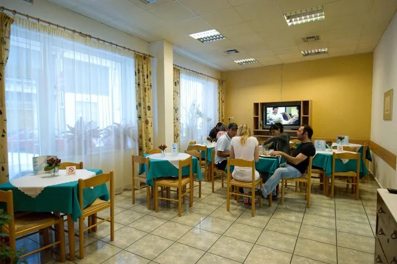 Restaurant/places to eat in Hotel Avra
