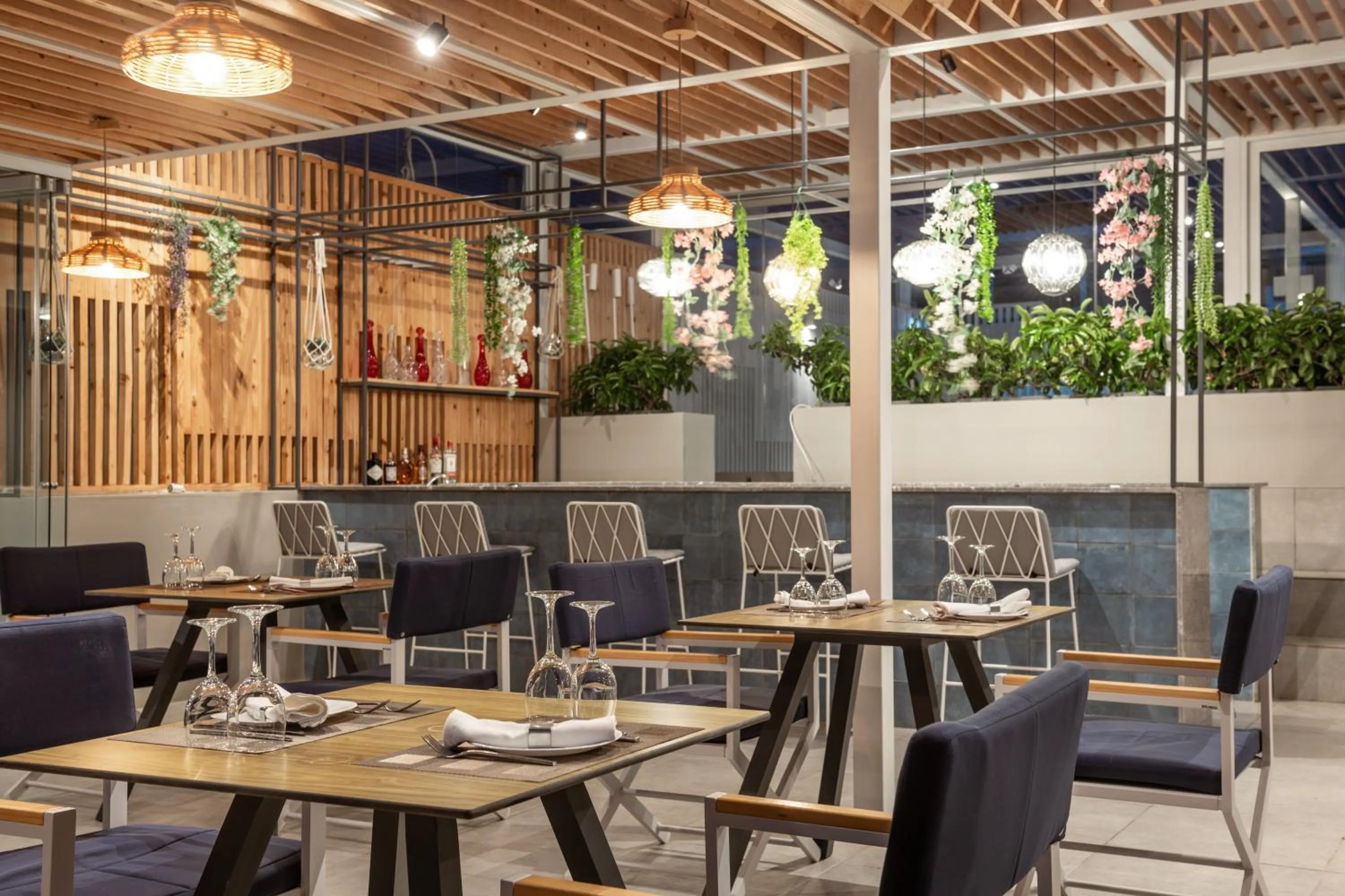 Restaurant/places to eat in Hotel St.John Suites Adults Only