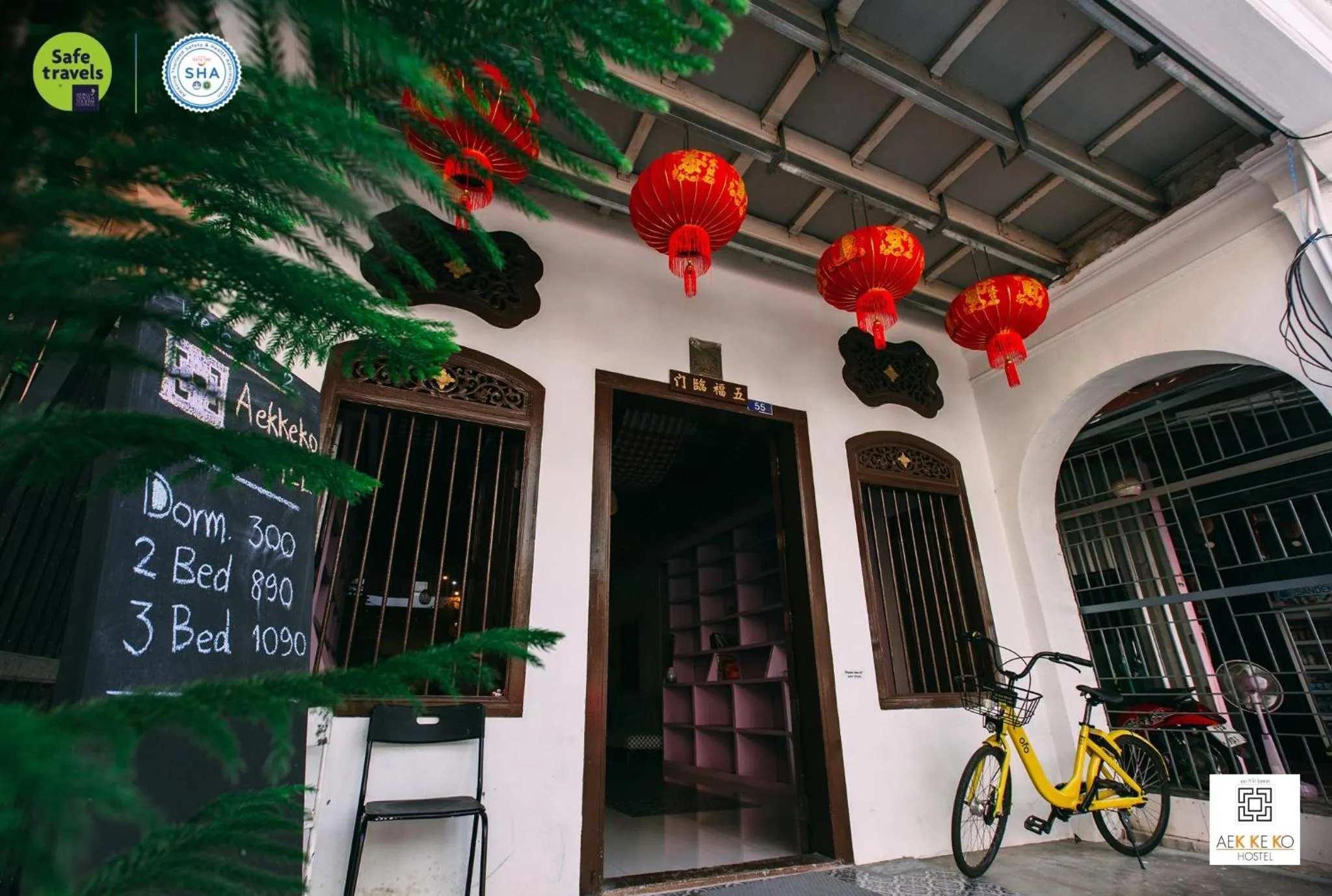 Facade/entrance in Aekkeko hostel