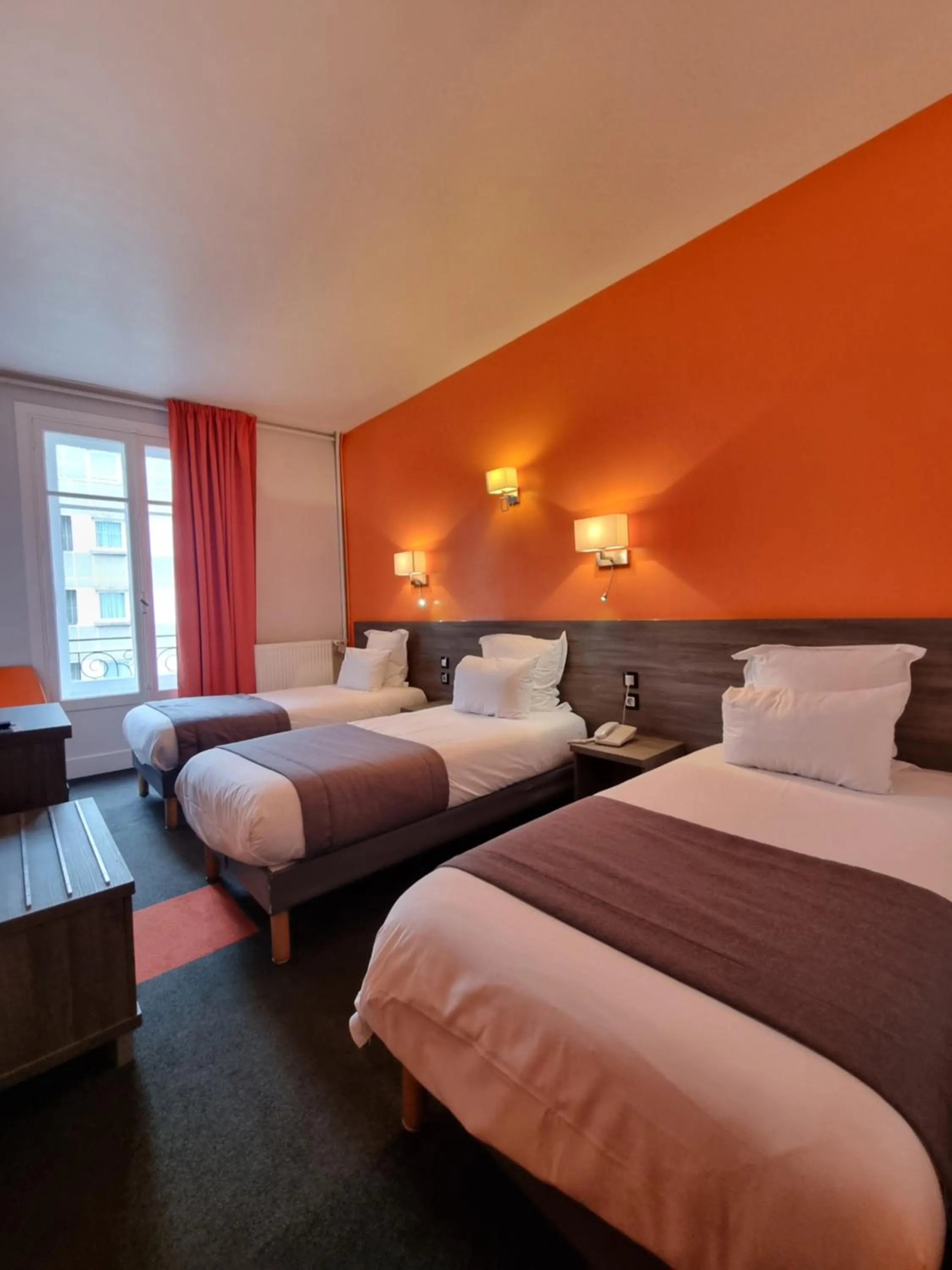 Photo of the whole room, Bed in Hotel Actuel Chambéry Centre Gare