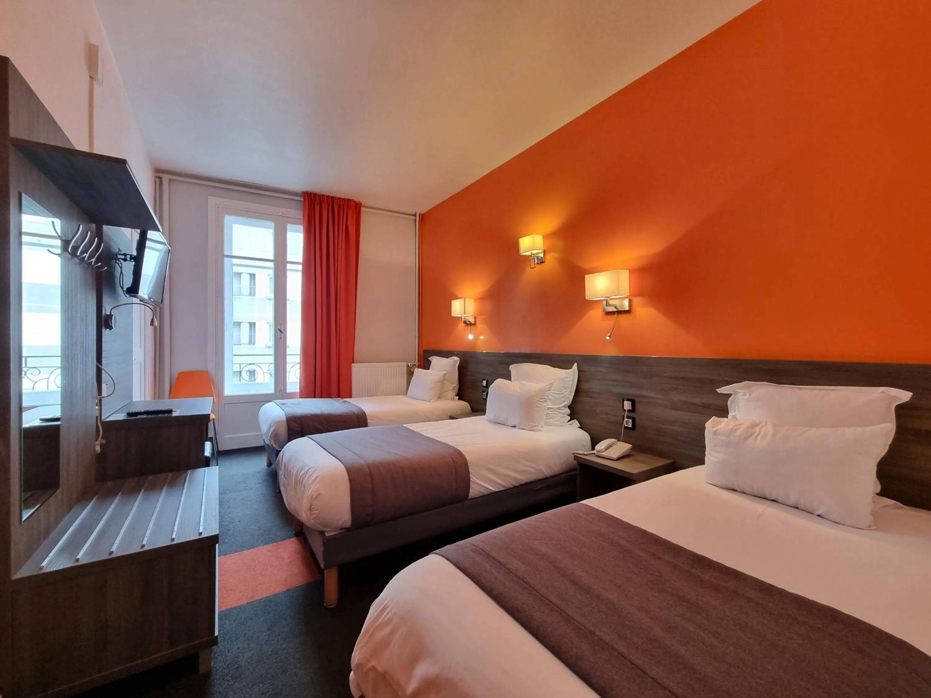 Photo of the whole room, Bed in Hotel Actuel Chambéry Centre Gare