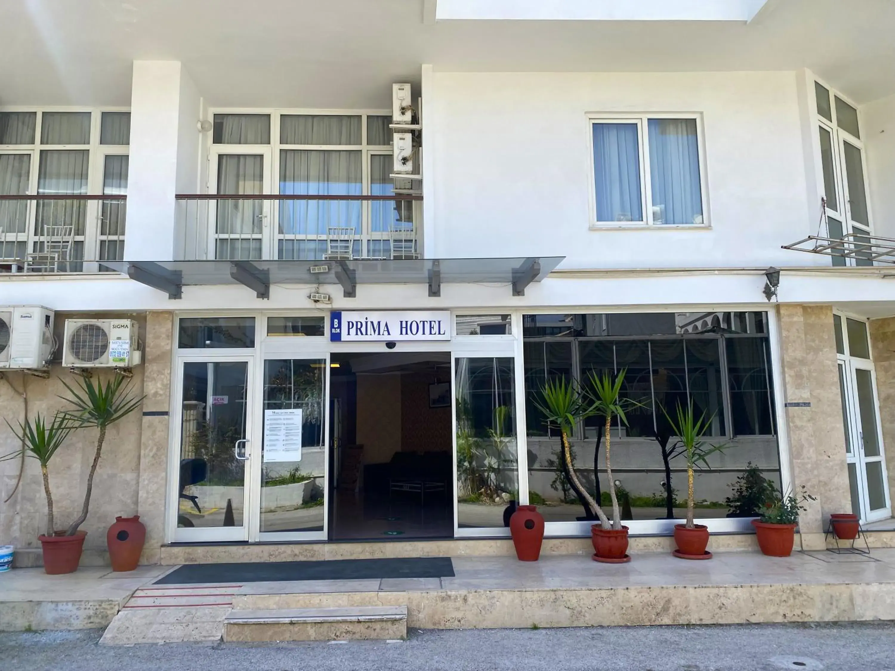 Facade/entrance in Prima Hotel Facade/entrance in Prima Hotel