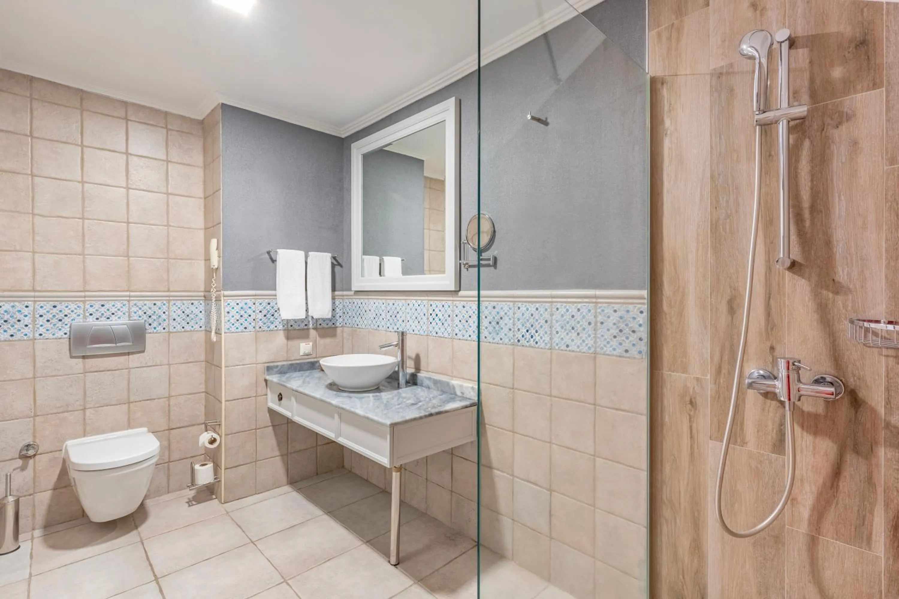 Shower in Mirada Del Lago