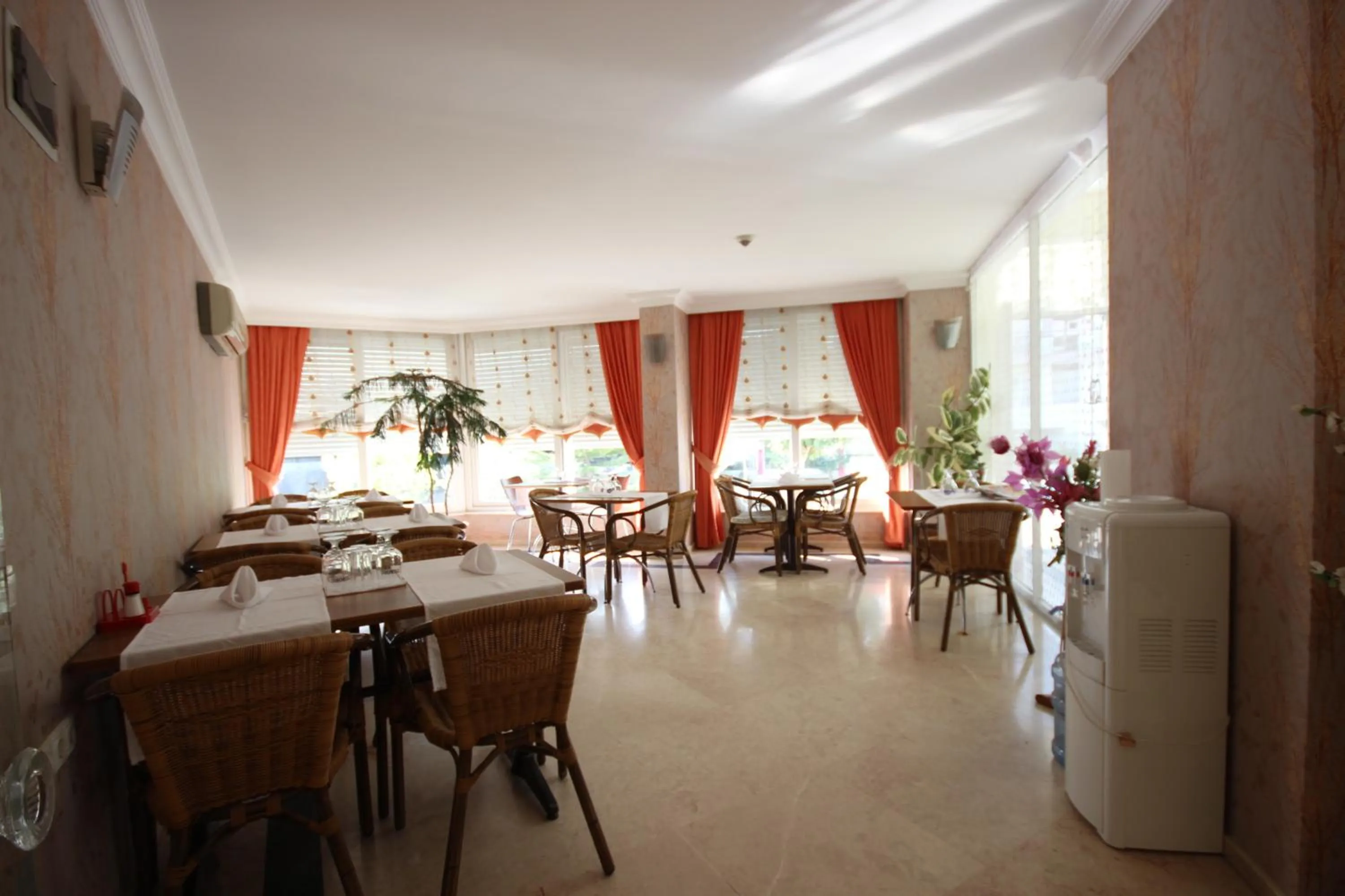 Restaurant/places to eat in Minta Apart Hotel