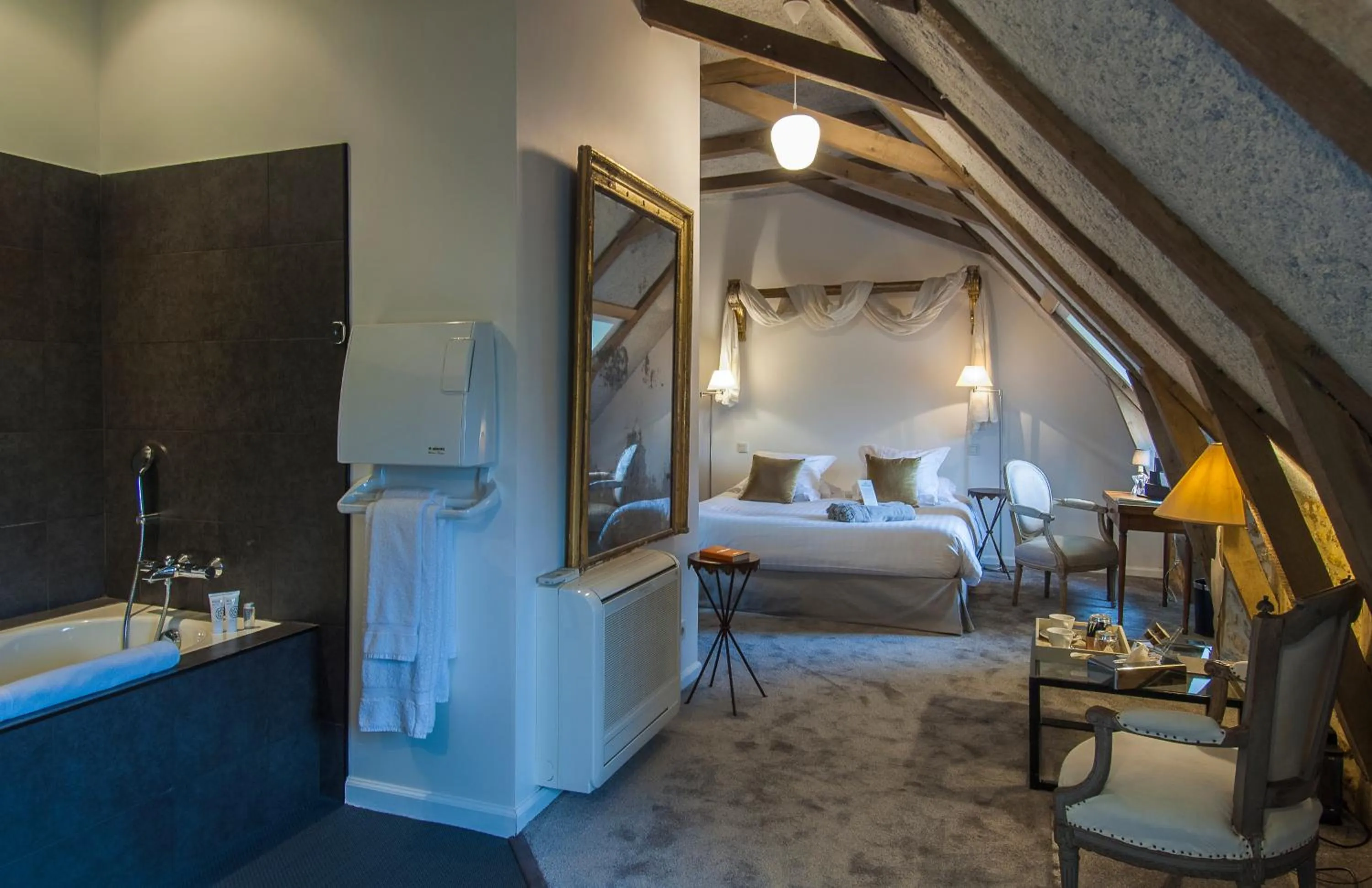 Photo of the whole room, Bed in Château de Labro - Teritoria