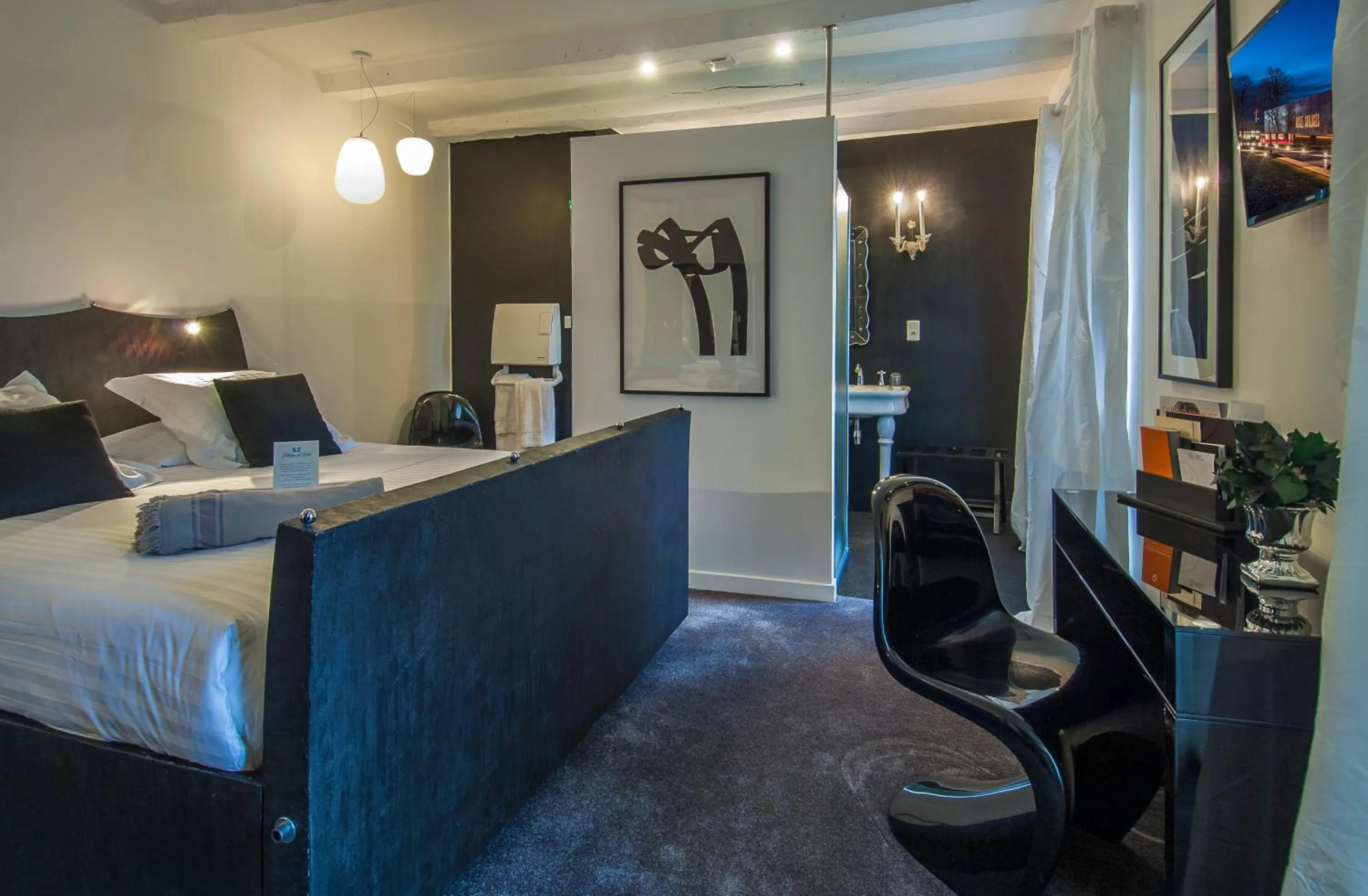 Photo of the whole room, Bed in Château de Labro - Teritoria