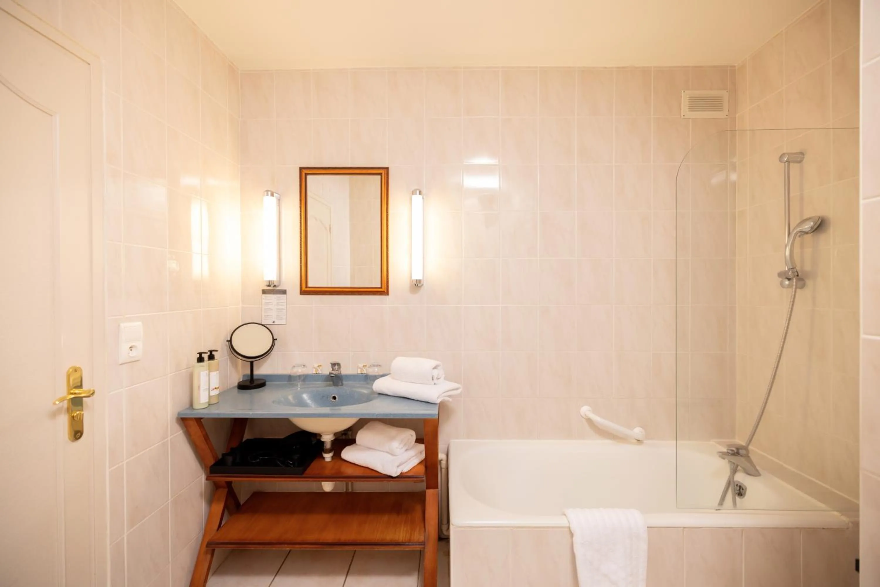 Bathroom in Château de Fontanges