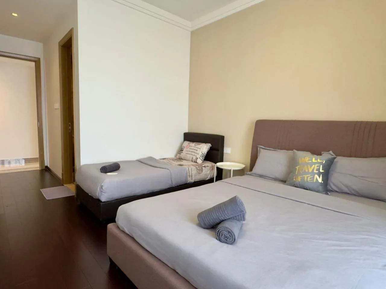 Bed in JB City CIQ-R&F Shopping Mall Apartment