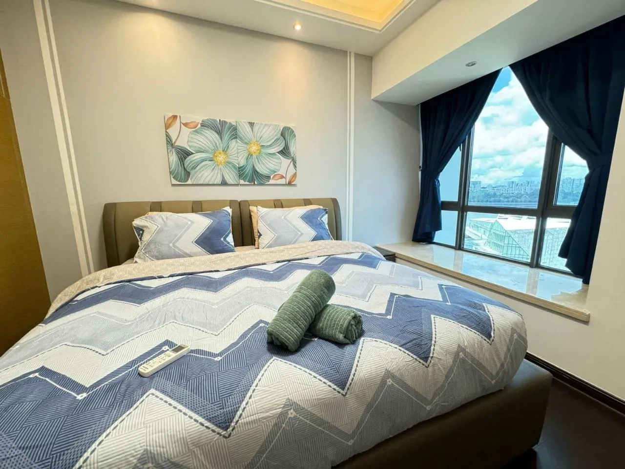 Bed in JB City CIQ-R&F Shopping Mall Apartment