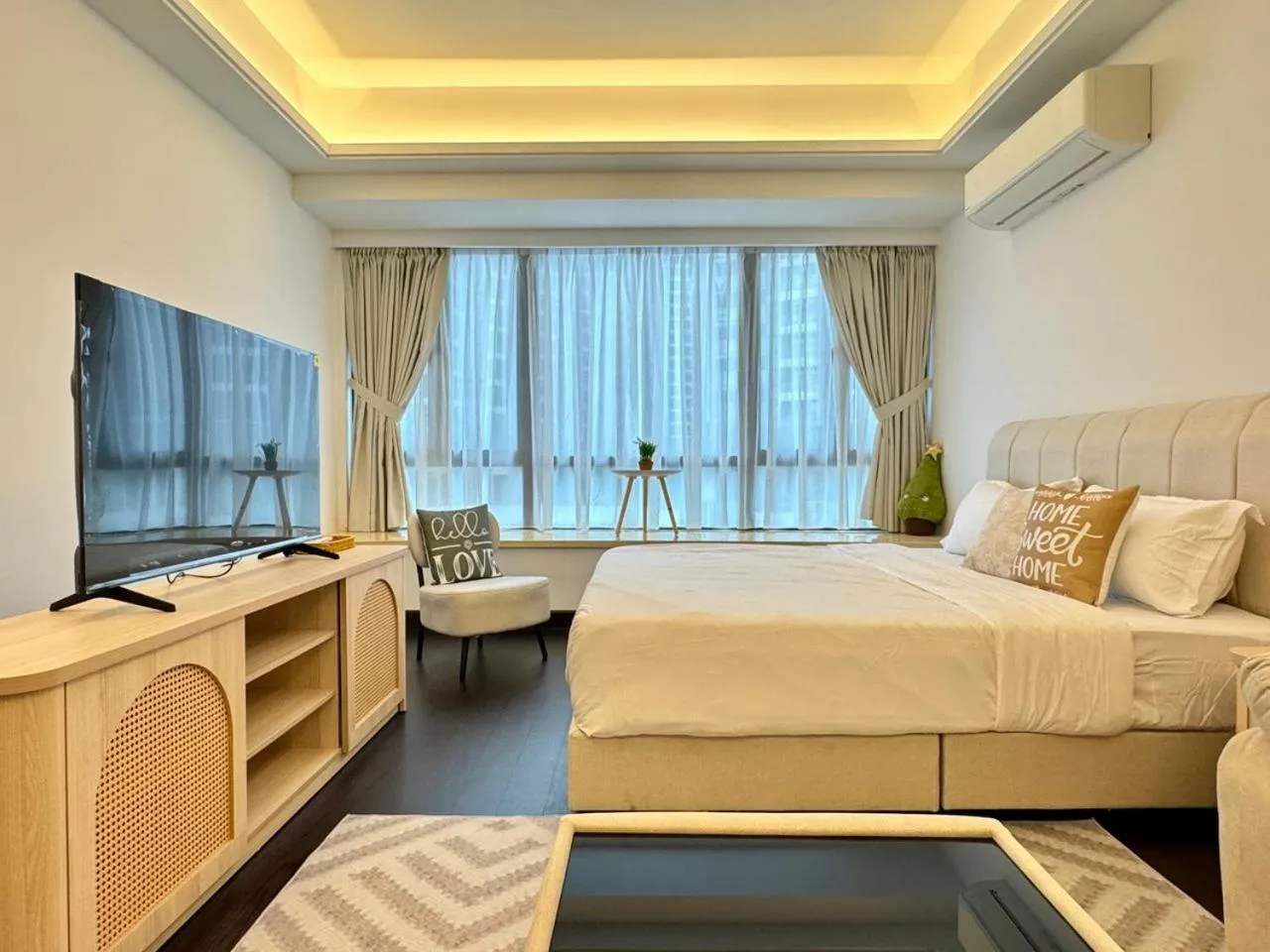 Bed in JB City CIQ-R&F Shopping Mall Apartment