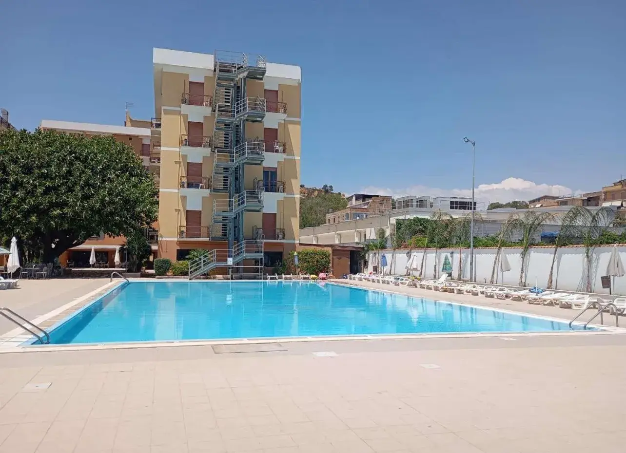 Pool view in Hotel Dei Pini Pool view in Hotel Dei Pini
