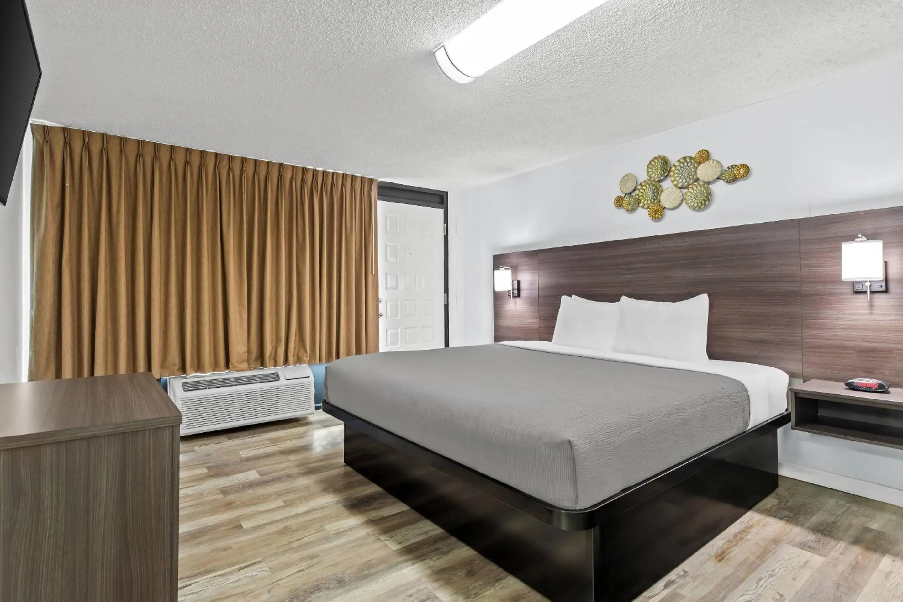 Bedroom, Bed in Quality Inn & Suites at Tropicana Field