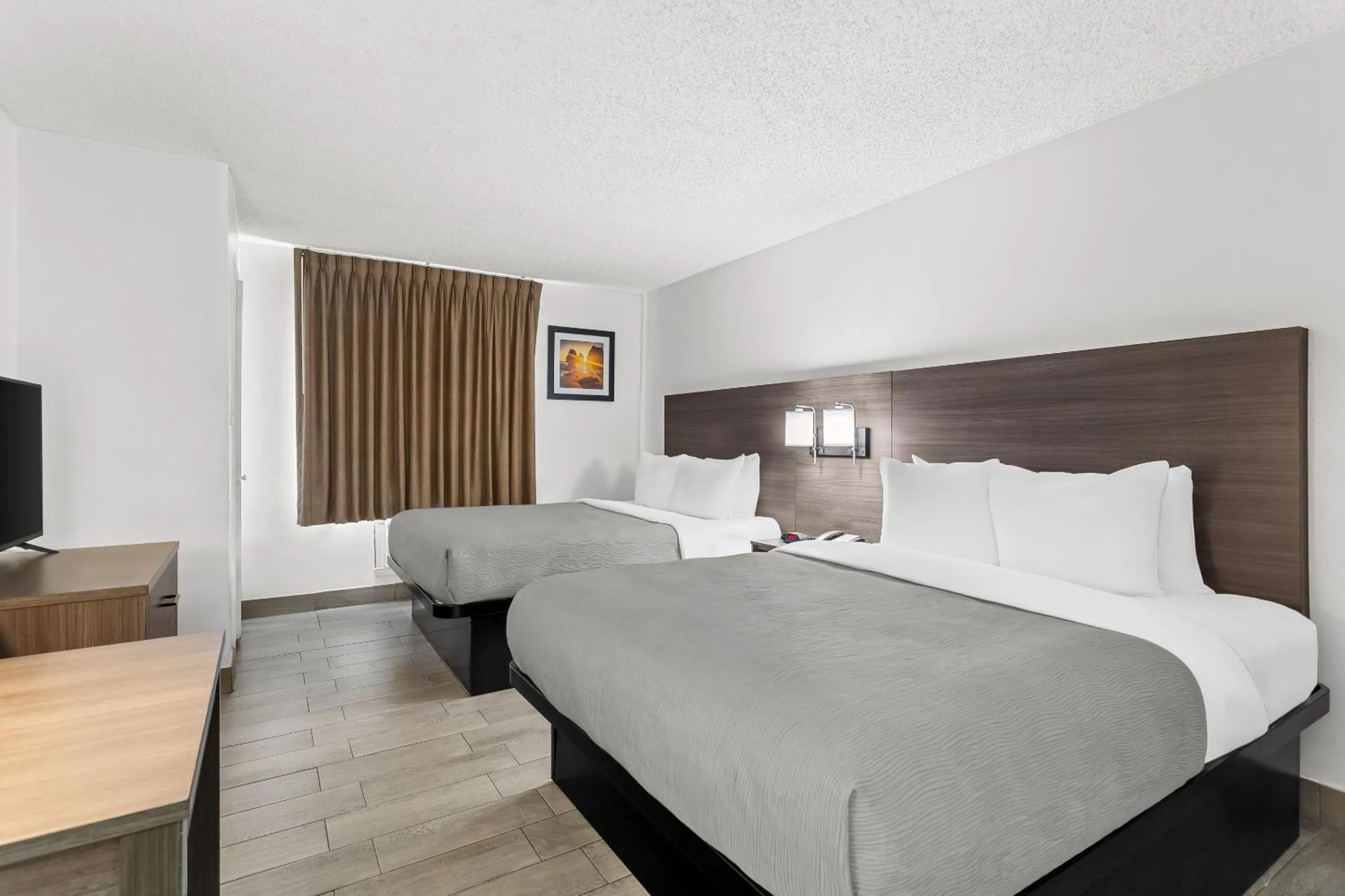 Bed in Quality Inn & Suites at Tropicana Field