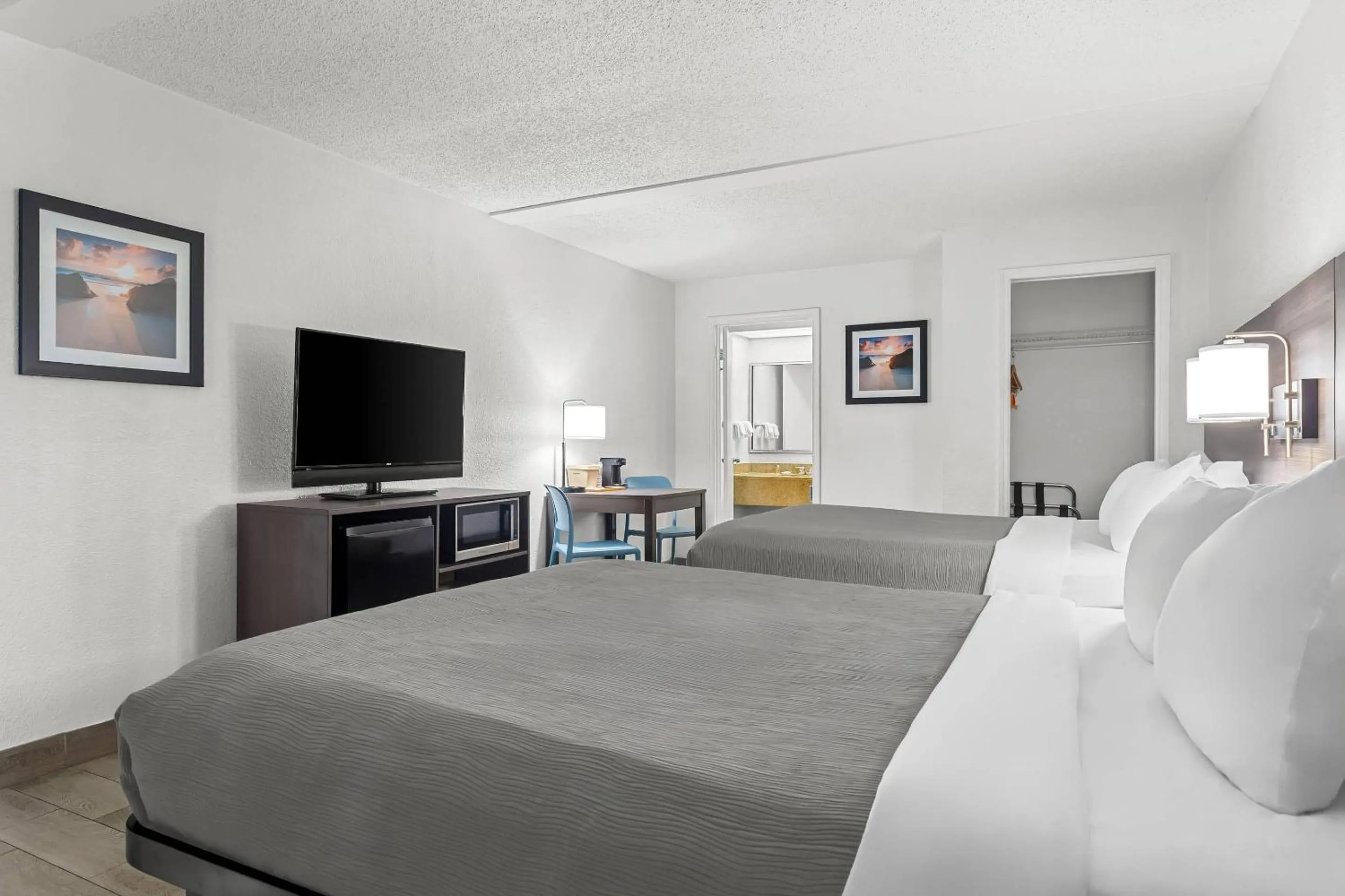 Bedroom, Bed in Quality Inn & Suites at Tropicana Field