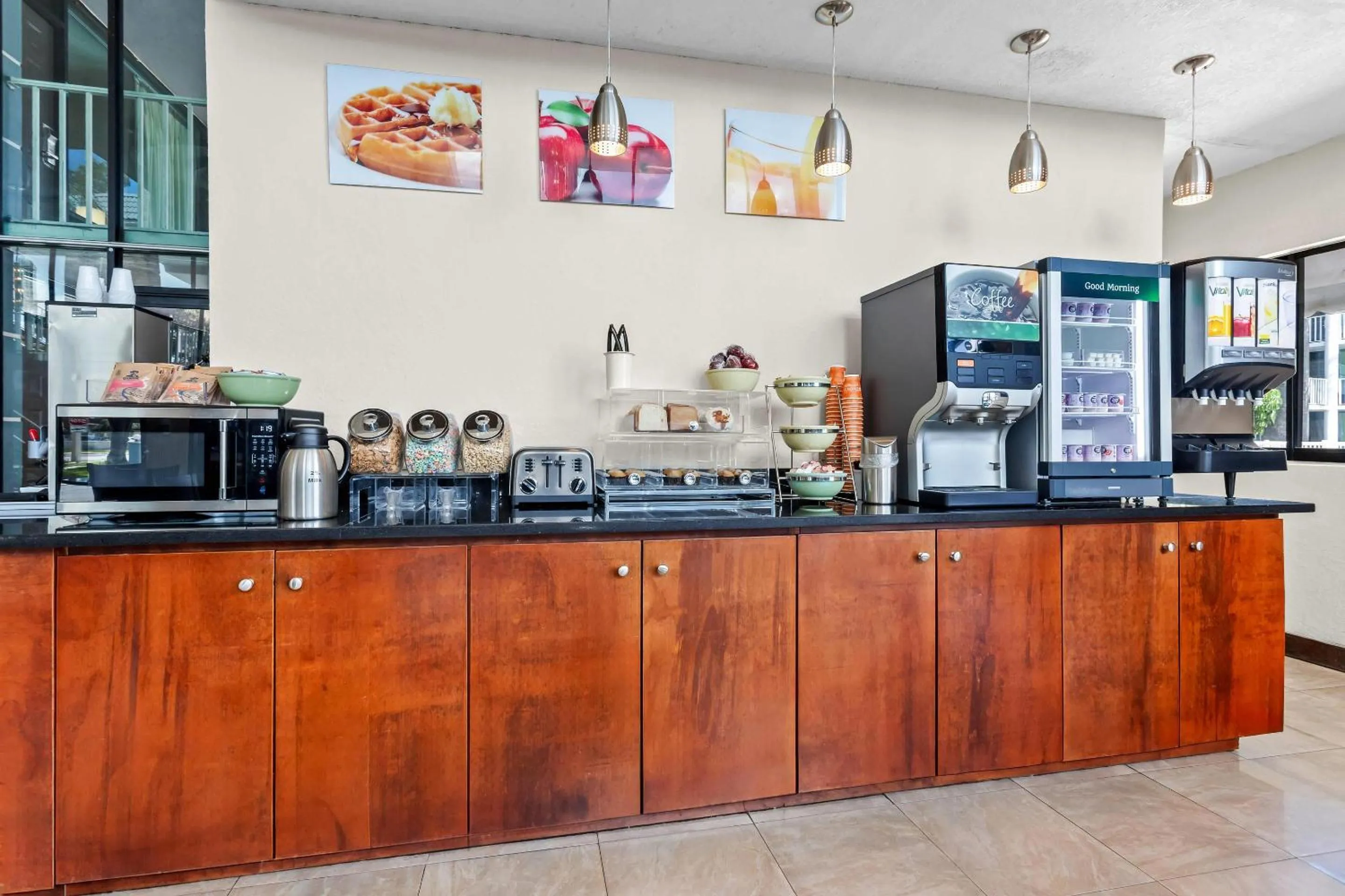 Coffee/tea facilities in Quality Inn & Suites at Tropicana Field