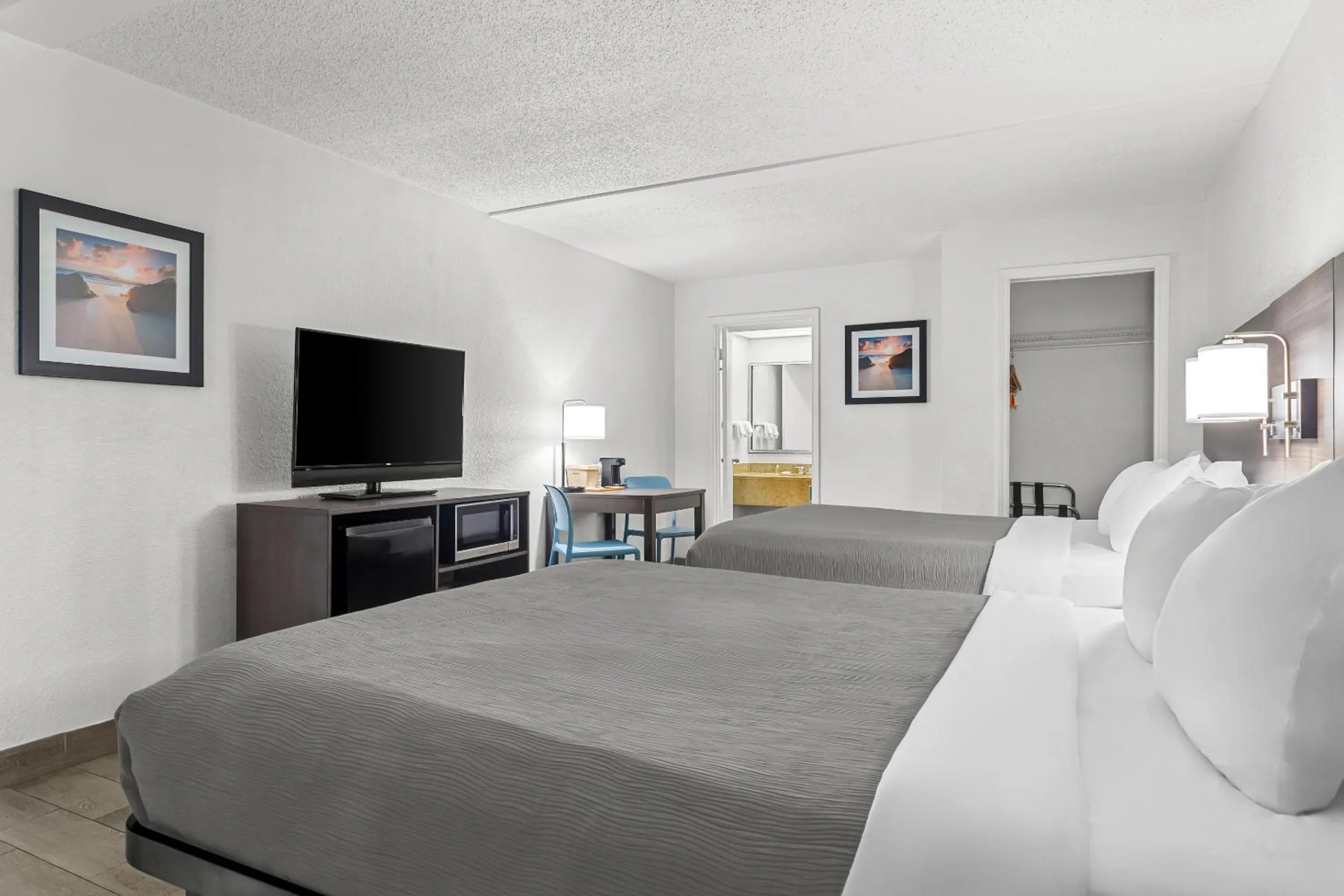 Bed in Quality Inn & Suites at Tropicana Field