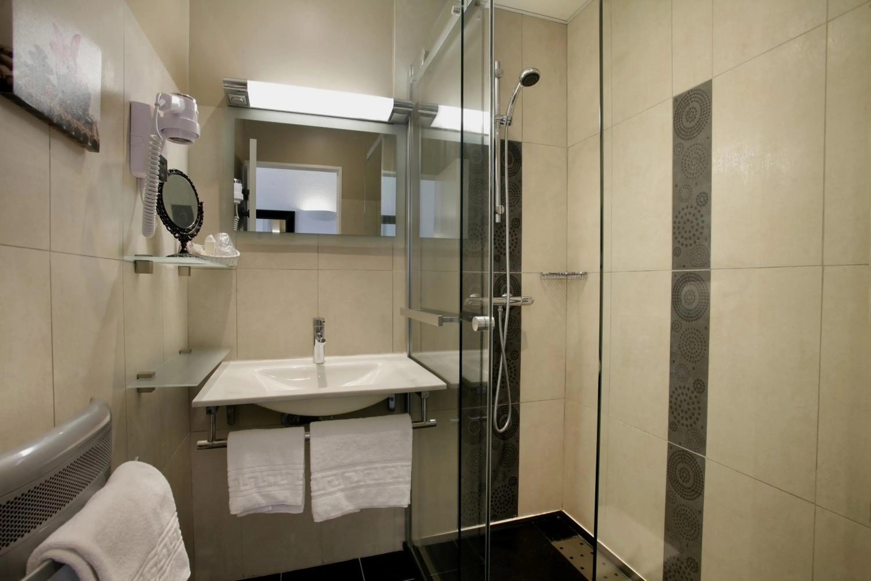 Shower in Logis Hôtel Corintel Bordeaux Est