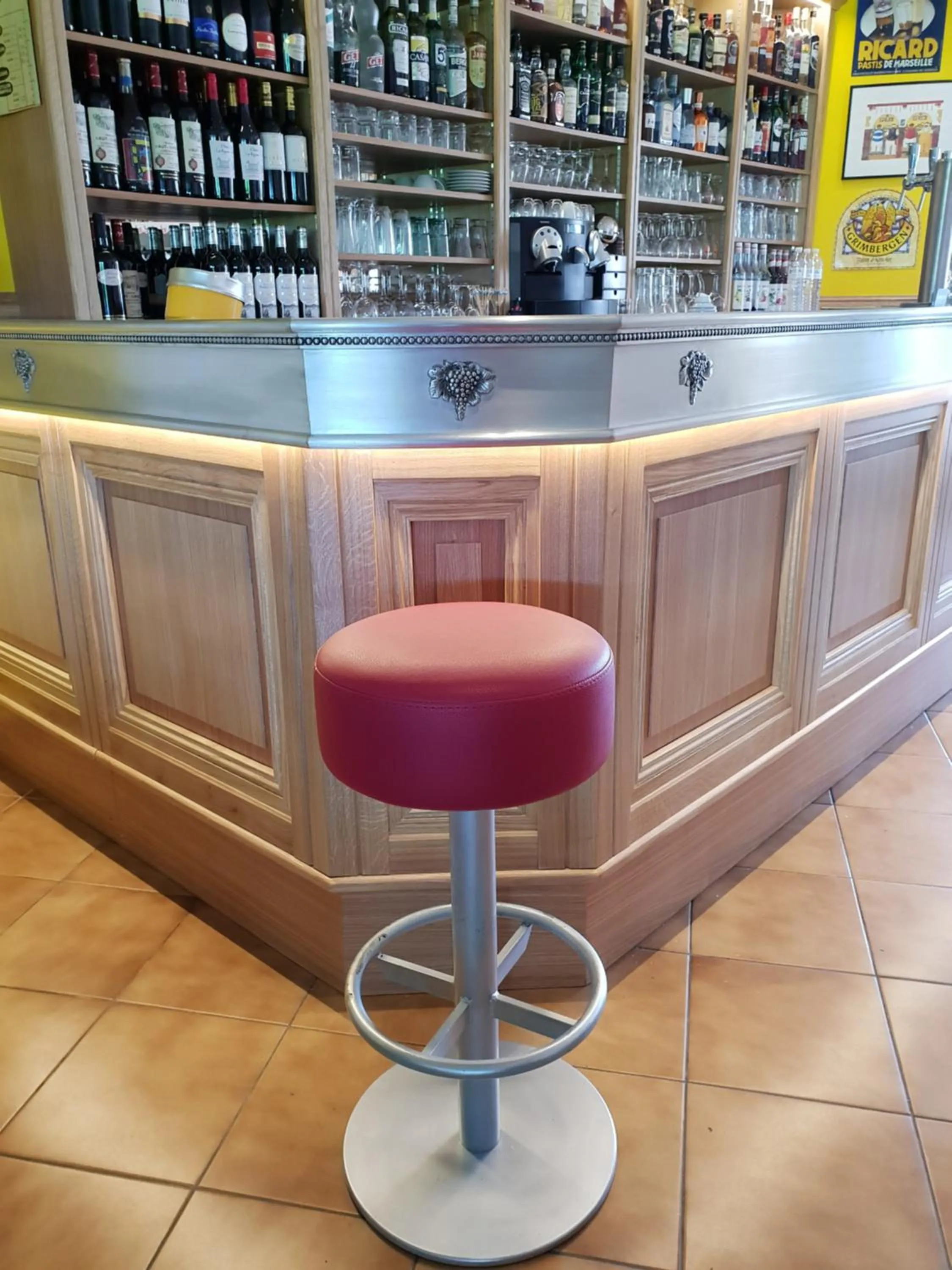 Lounge or bar in Logis Hôtel Corintel Bordeaux Est