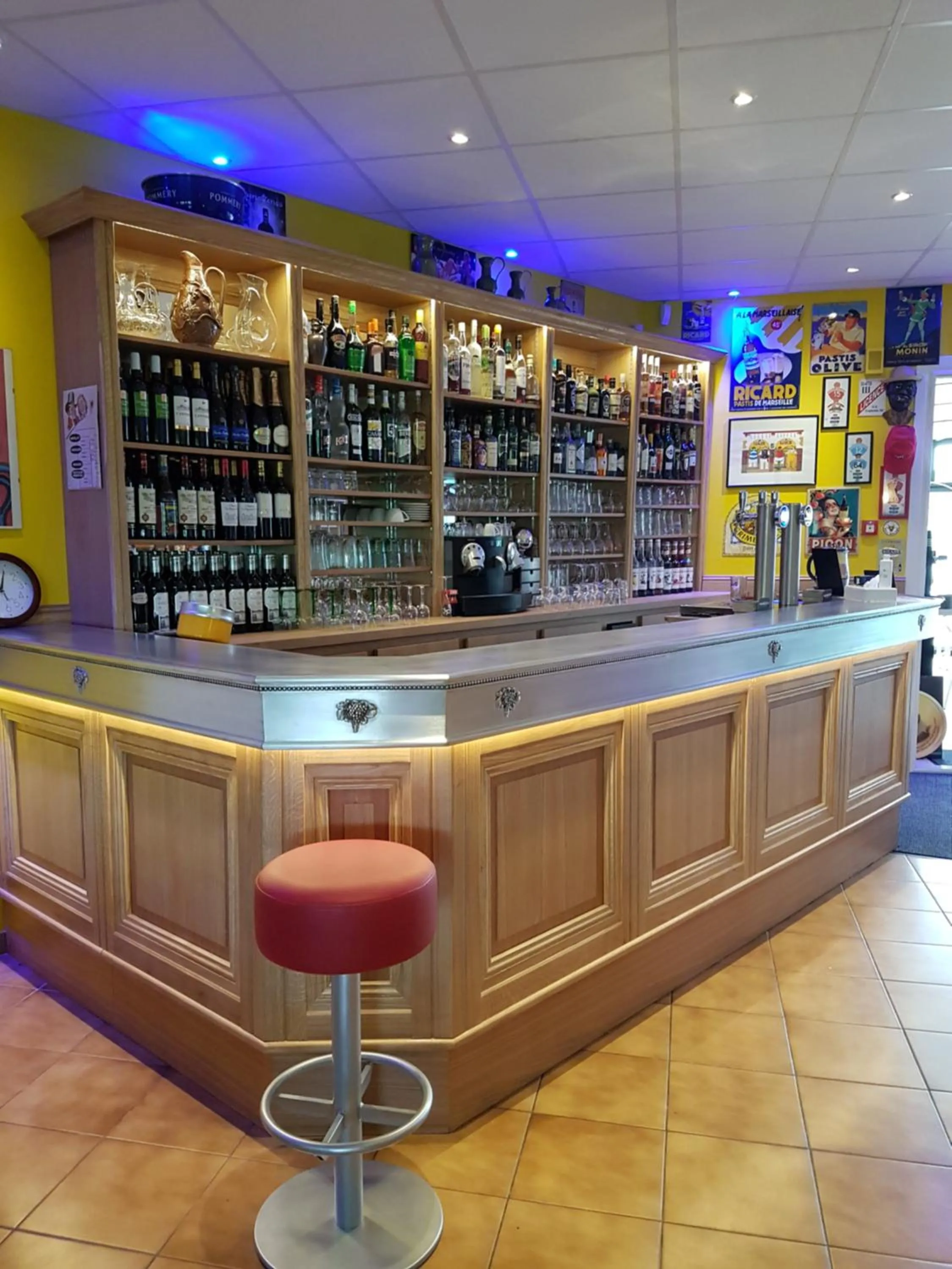 Lounge or bar in Logis Hôtel Corintel Bordeaux Est