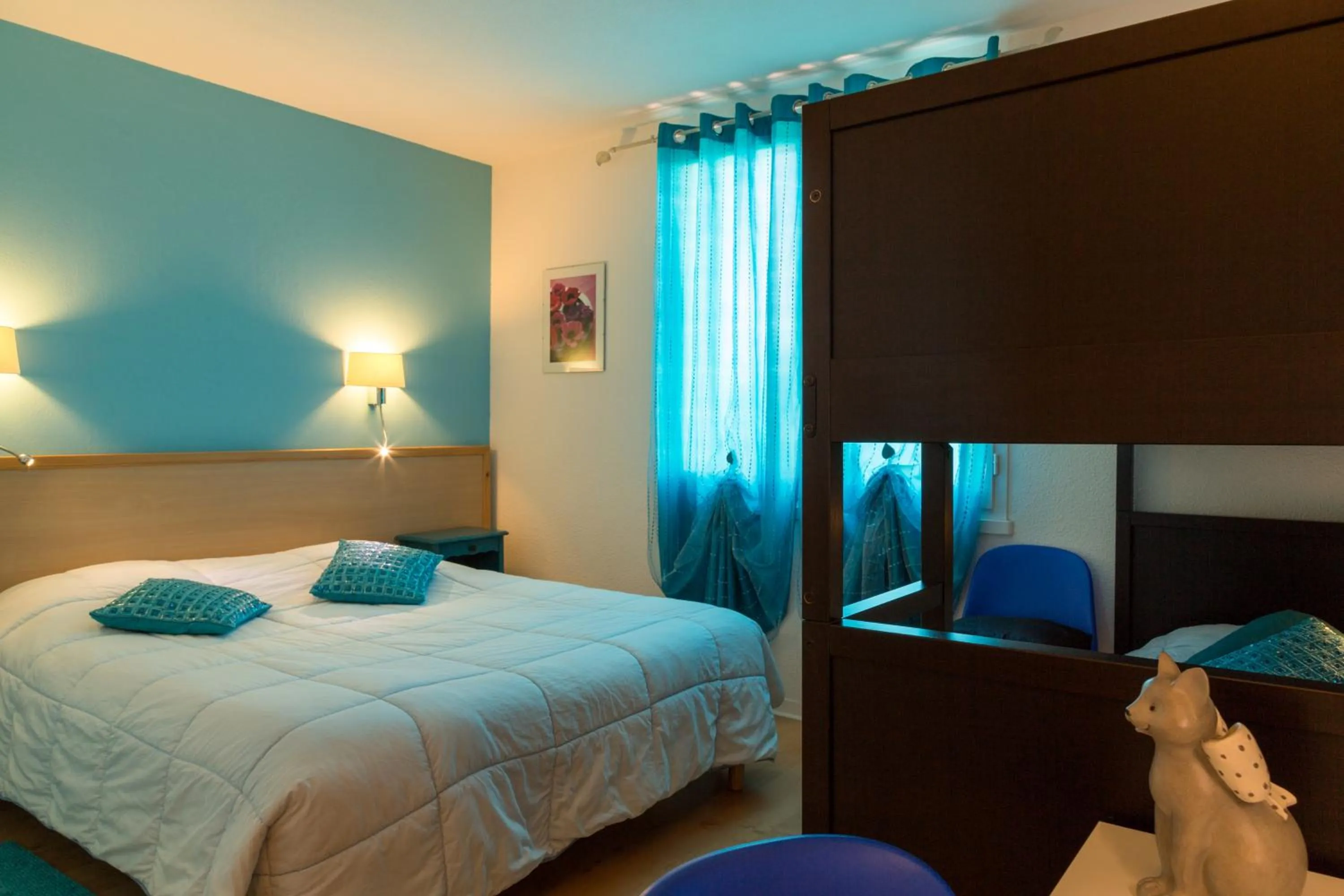 Photo of the whole room, Bed in Logis Hôtel Corintel Bordeaux Est