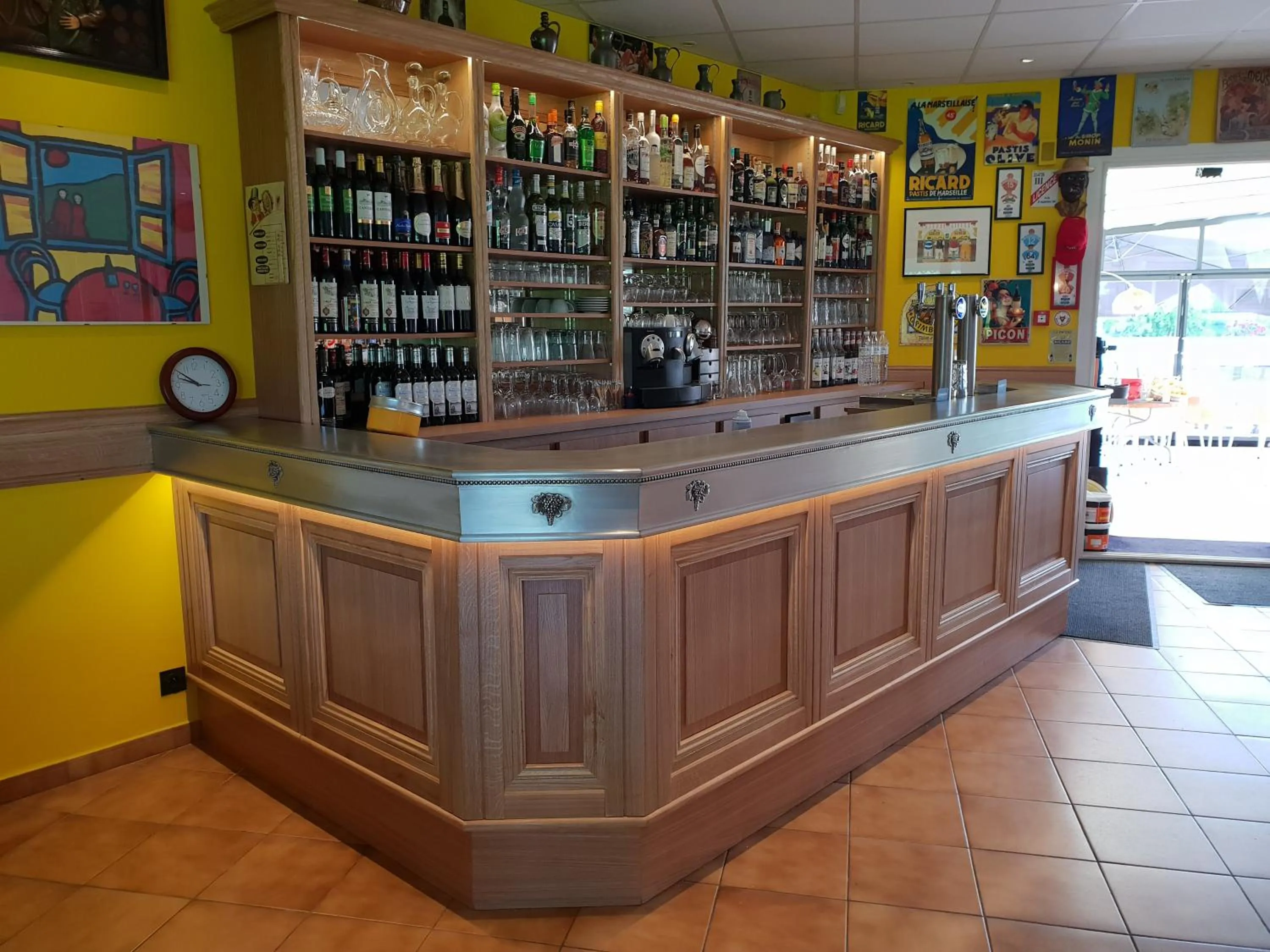 Lounge or bar in Logis Hôtel Corintel Bordeaux Est