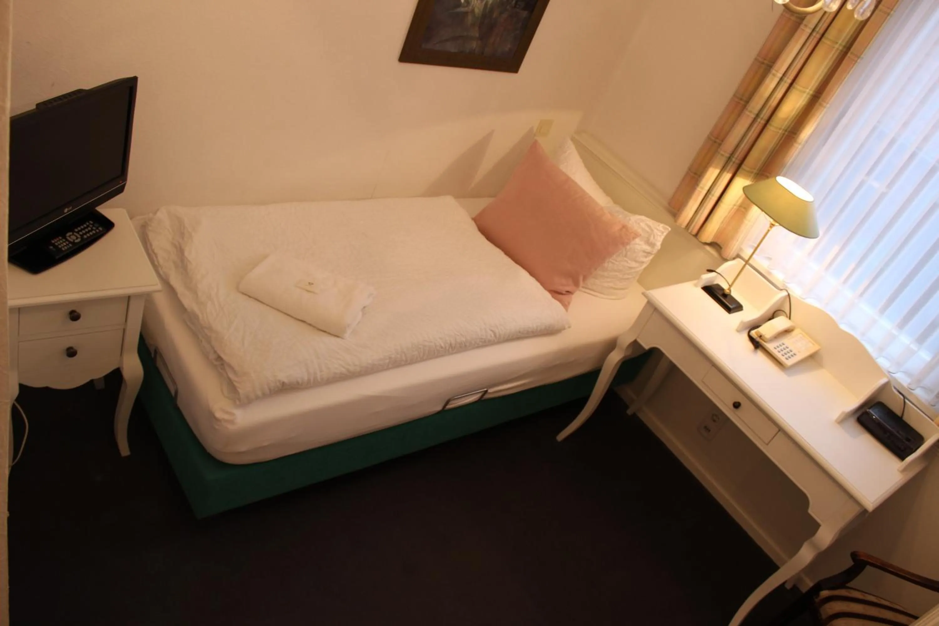 Photo of the whole room, Bed in Hotel Garni Zur Linde