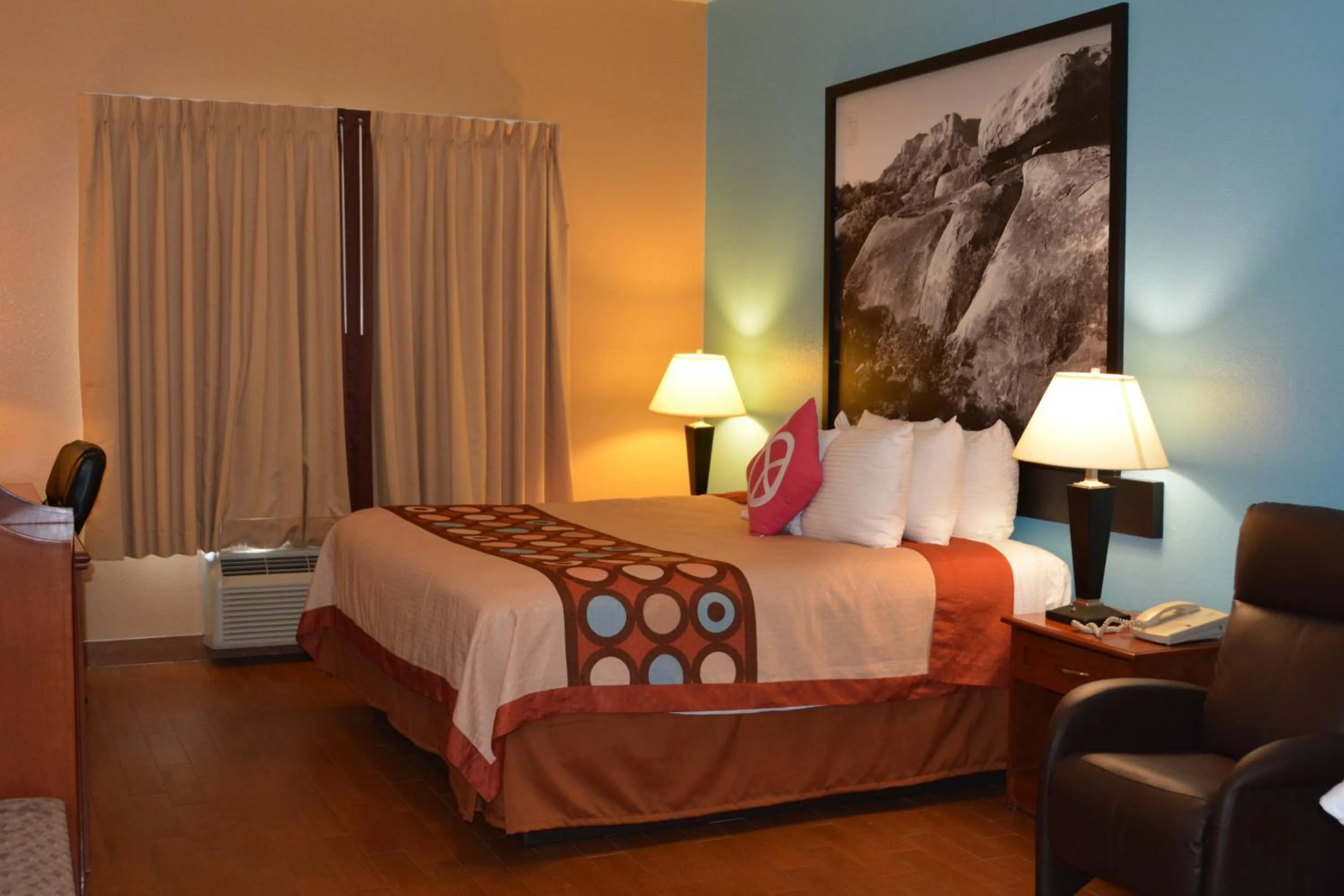 Bedroom, Bed in Super 8 by Wyndham Austin/Airport South