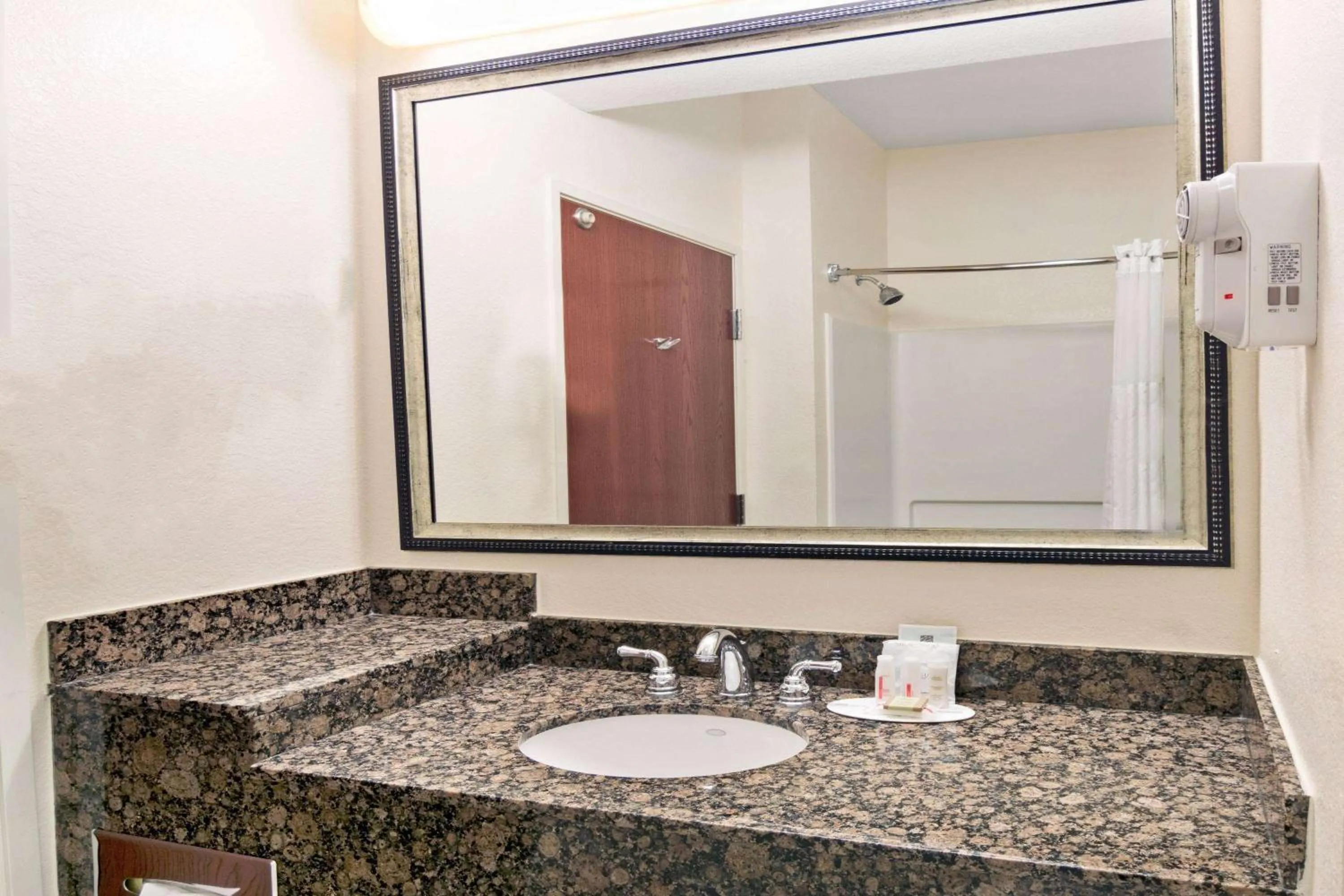 Photo of the whole room in Super 8 by Wyndham Austin/Airport South