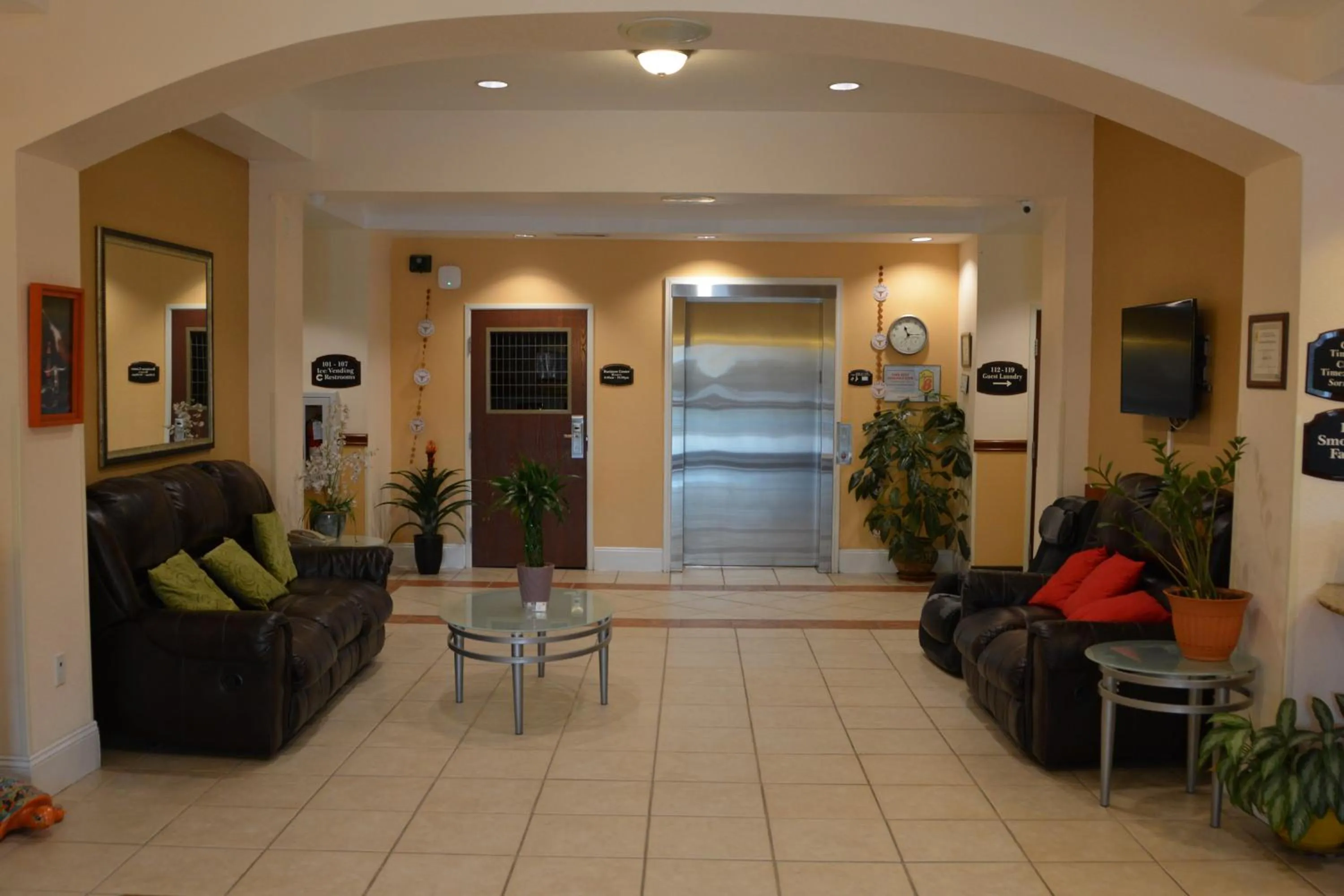 Seating area in Super 8 by Wyndham Austin/Airport South