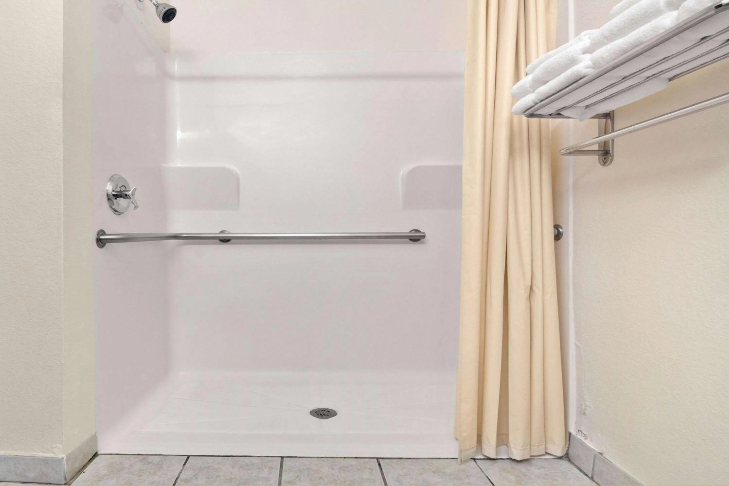 Photo of the whole room in Super 8 by Wyndham Austin/Airport South