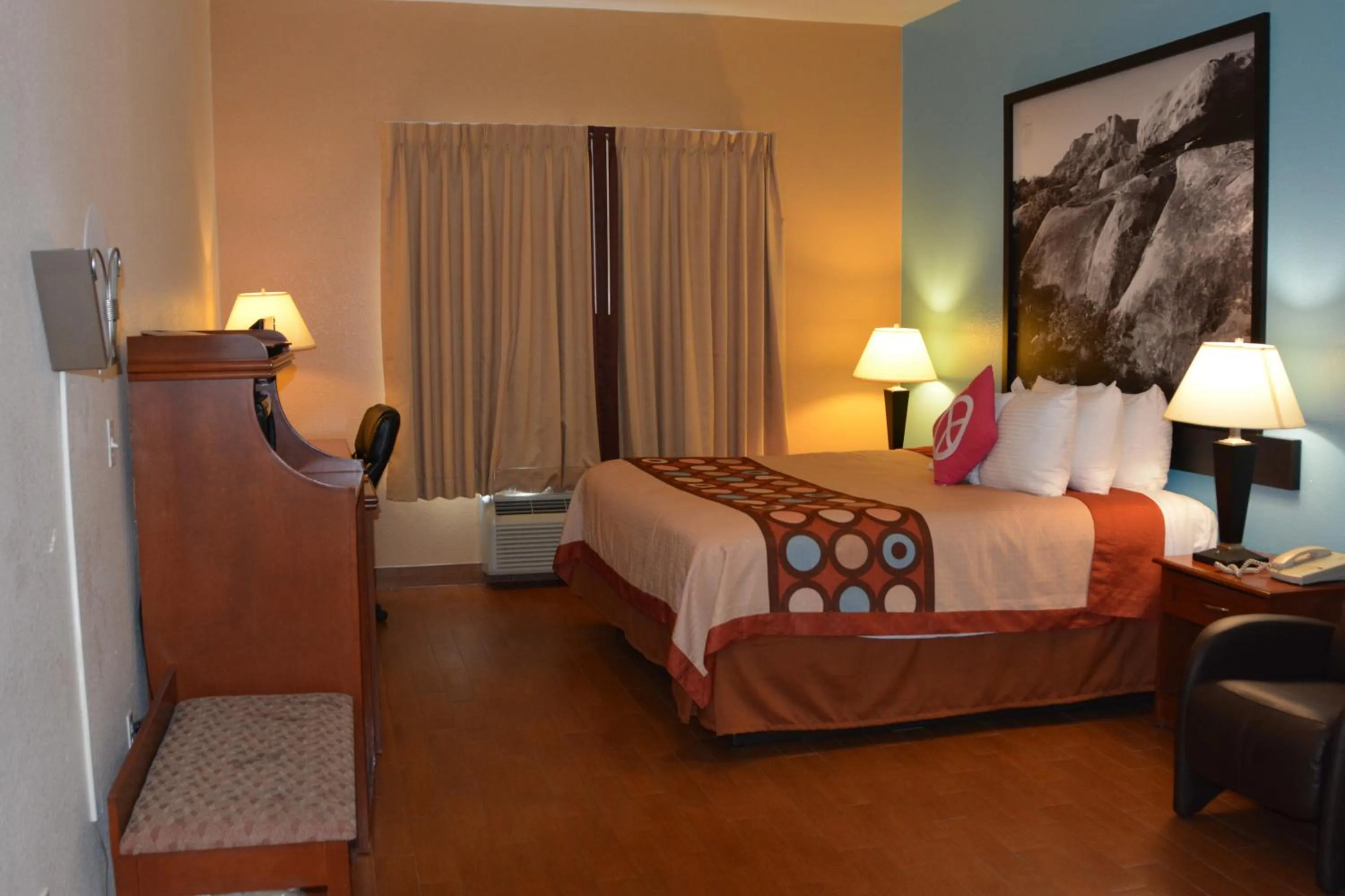 Bedroom, Bed in Super 8 by Wyndham Austin/Airport South