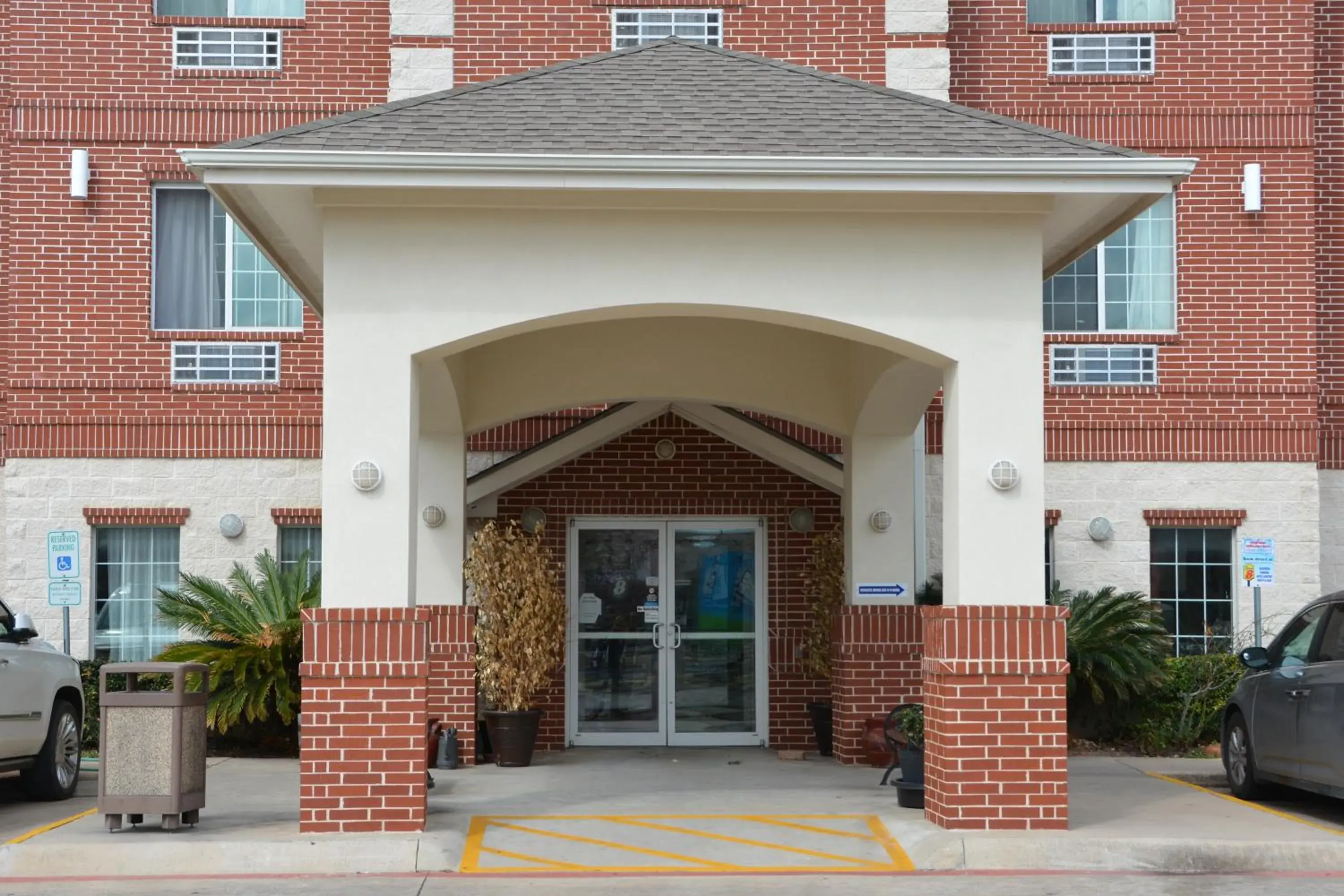 Property building in Super 8 by Wyndham Austin/Airport South Property building in Super 8 by Wyndham Austin/Airport South