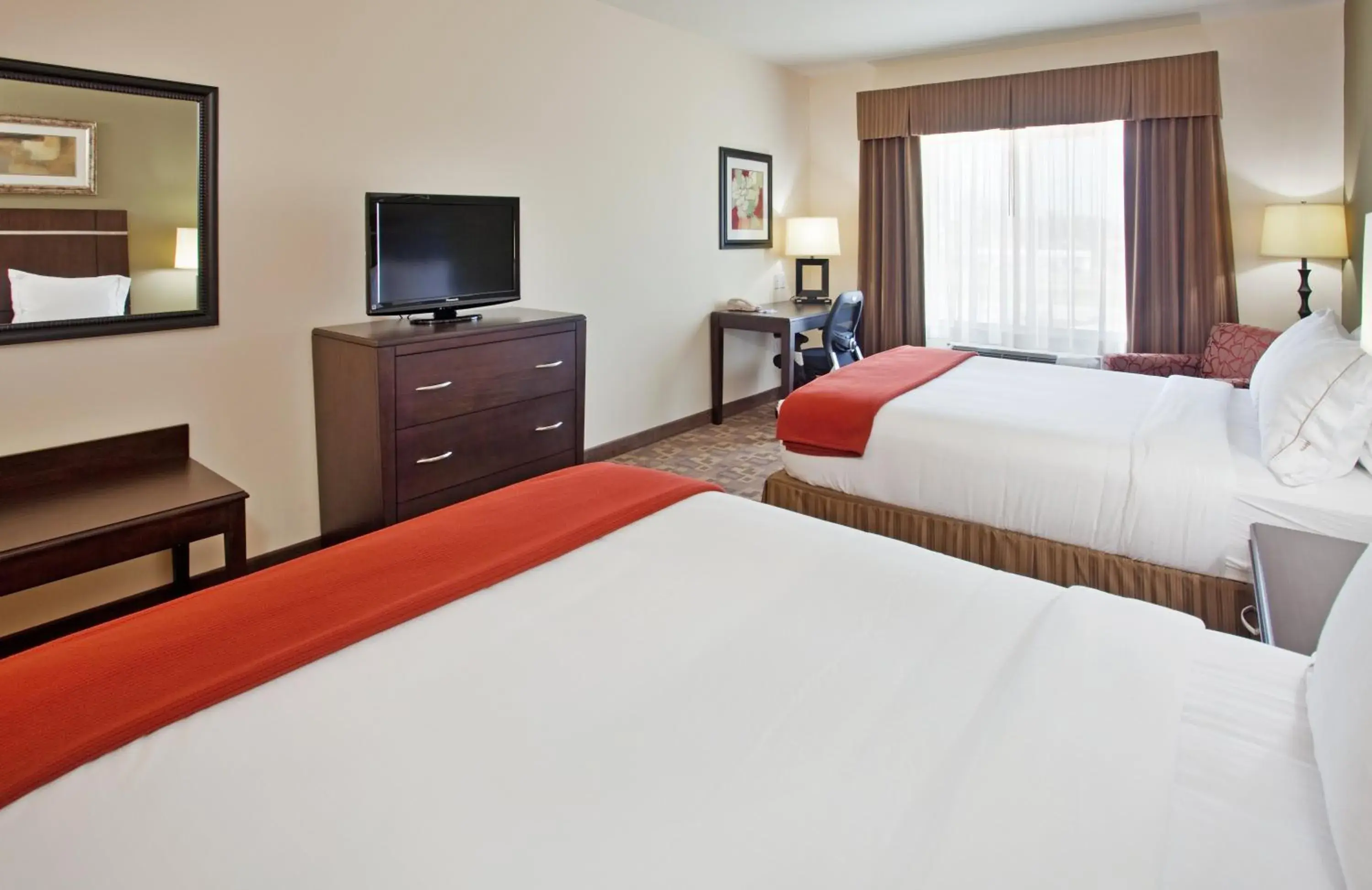 Photo of the whole room, Bed in Holiday Inn Express Topeka North by IHG Photo of the whole room, Bed in Holiday Inn Express Topeka North by IHG