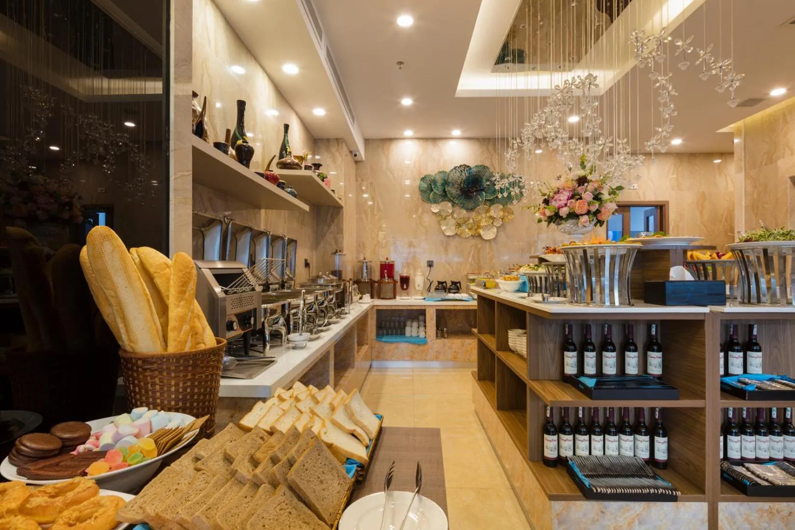 Restaurant/places to eat in Aaron Hotel