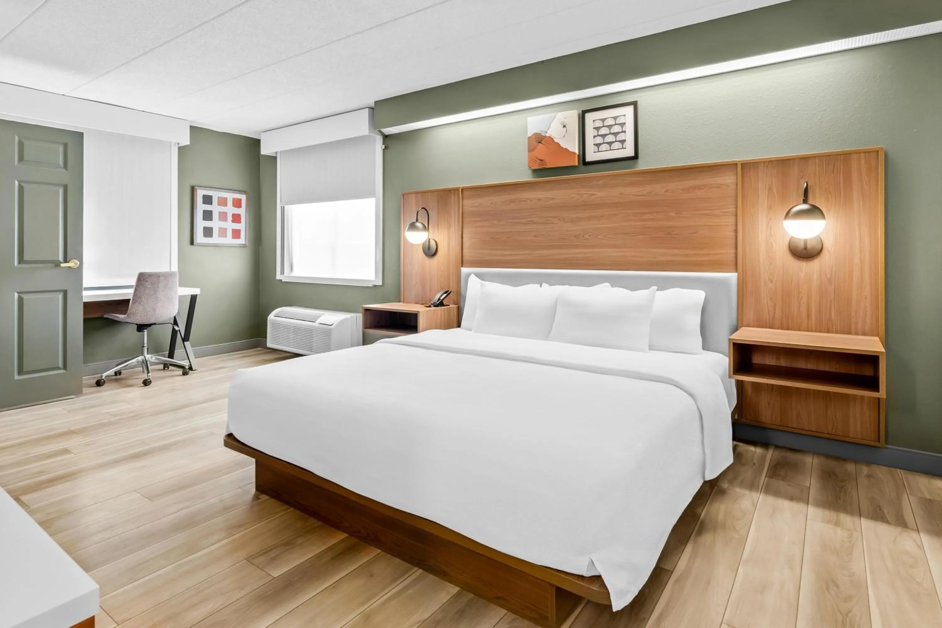 Bedroom, Bed in Spark by Hilton Lynchburg