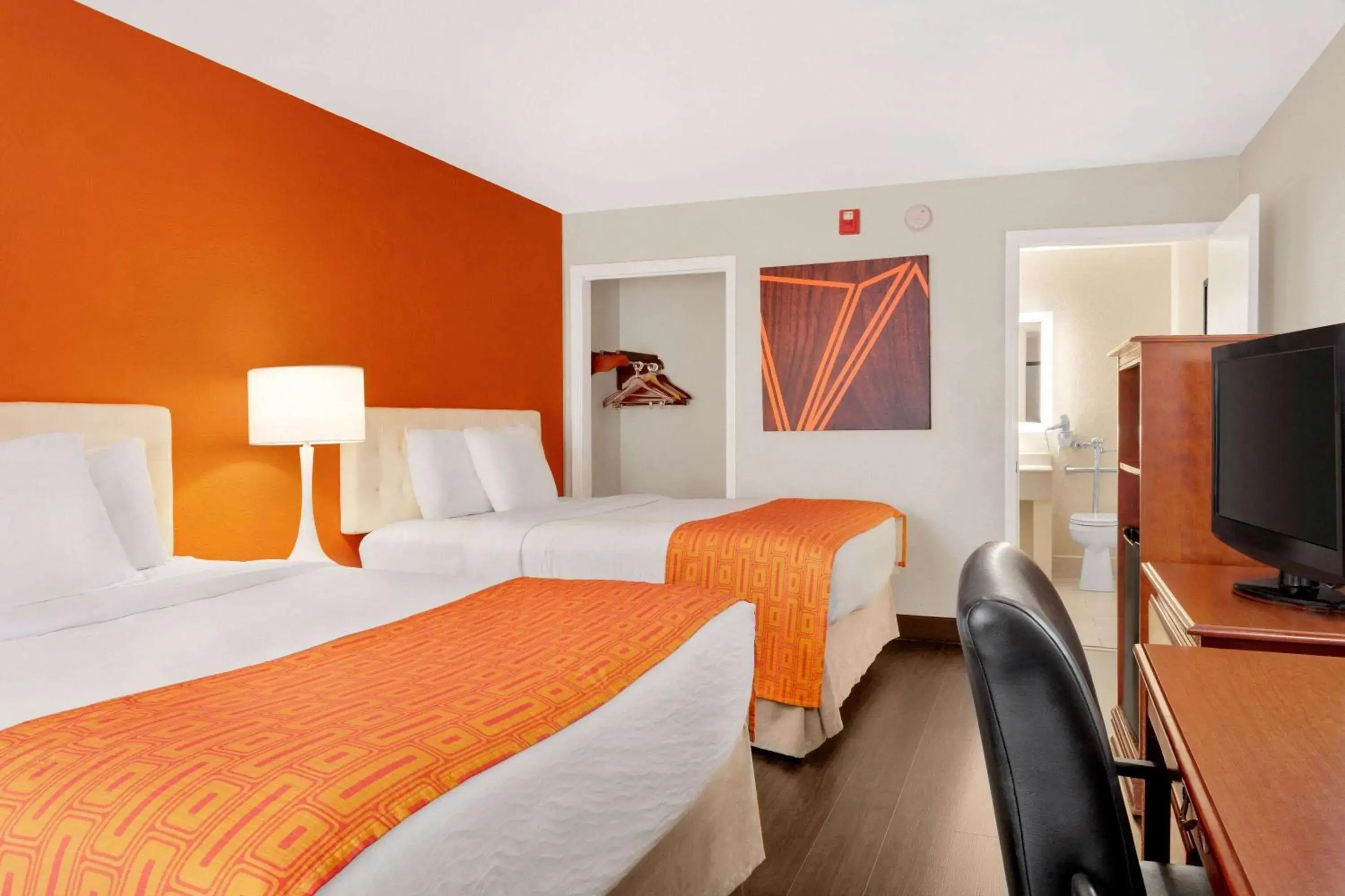 Photo of the whole room, Bed in Howard Johnson by Wyndham Chattanooga Lookout Mountain I-24 Photo of the whole room, Bed in Howard Johnson by Wyndham Chattanooga Lookout Mountain I-24