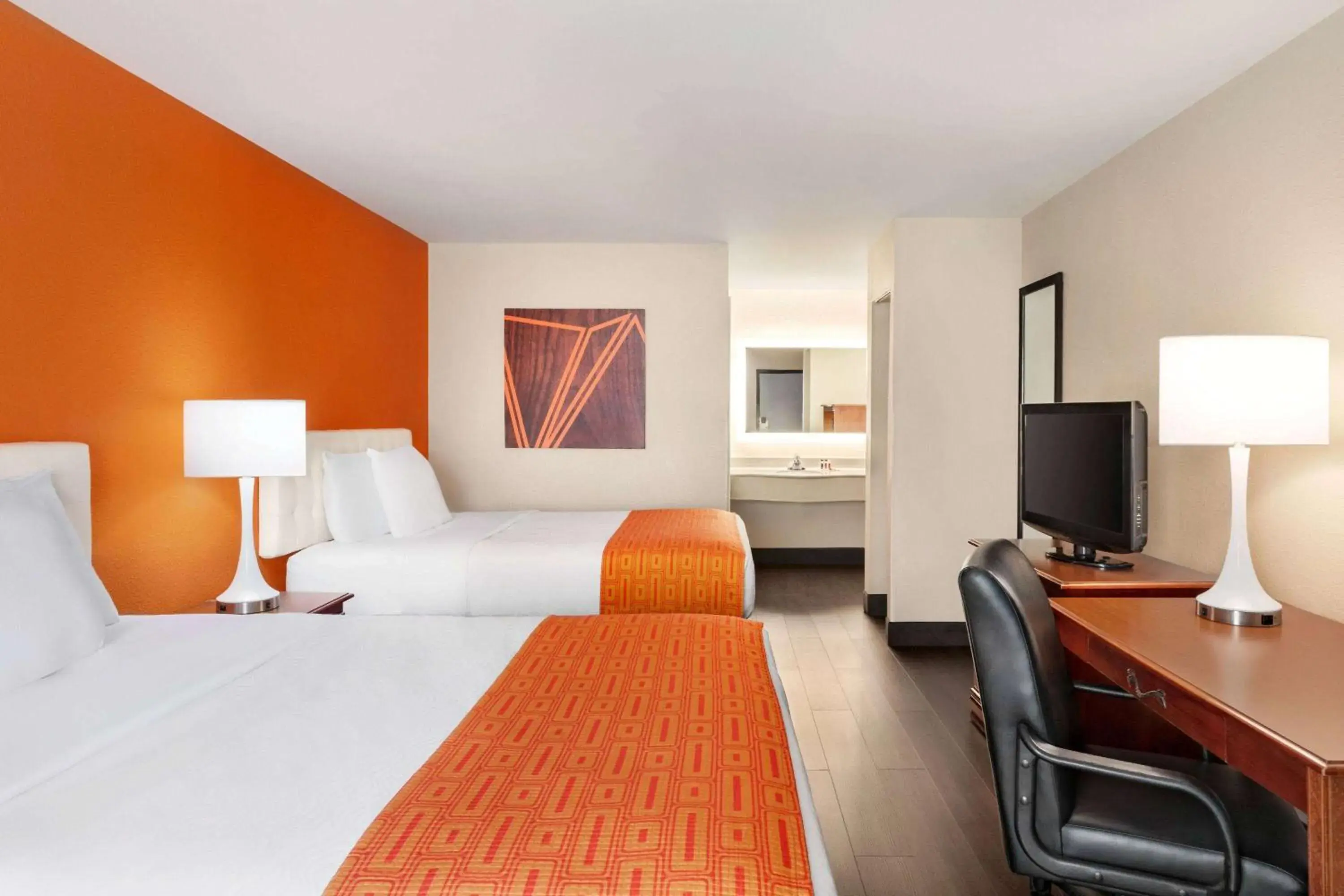 Photo of the whole room, Bed in Howard Johnson by Wyndham Chattanooga Lookout Mountain I-24 Photo of the whole room, Bed in Howard Johnson by Wyndham Chattanooga Lookout Mountain I-24