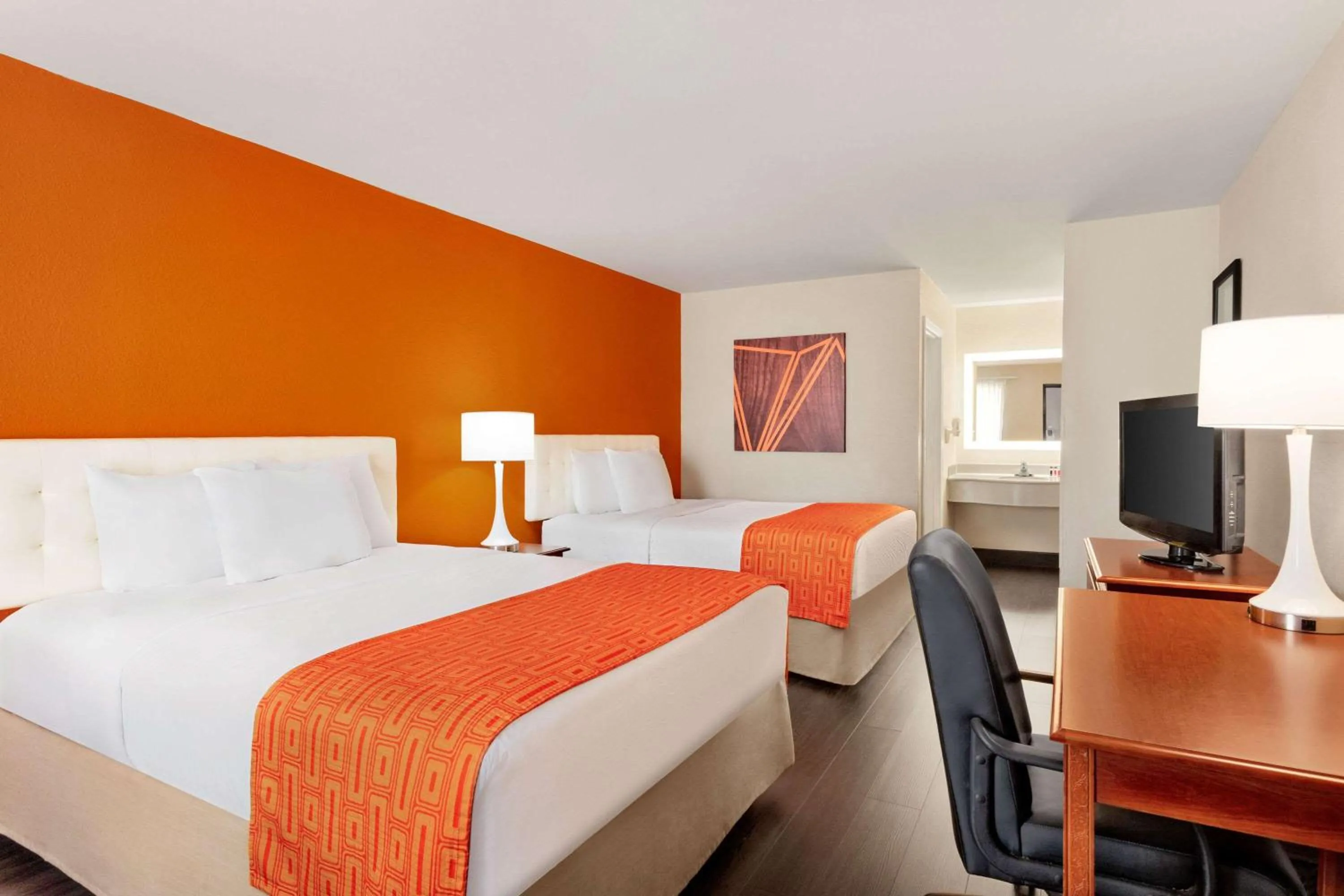 Bedroom, Bed in Howard Johnson by Wyndham Chattanooga Lookout Mountain I-24