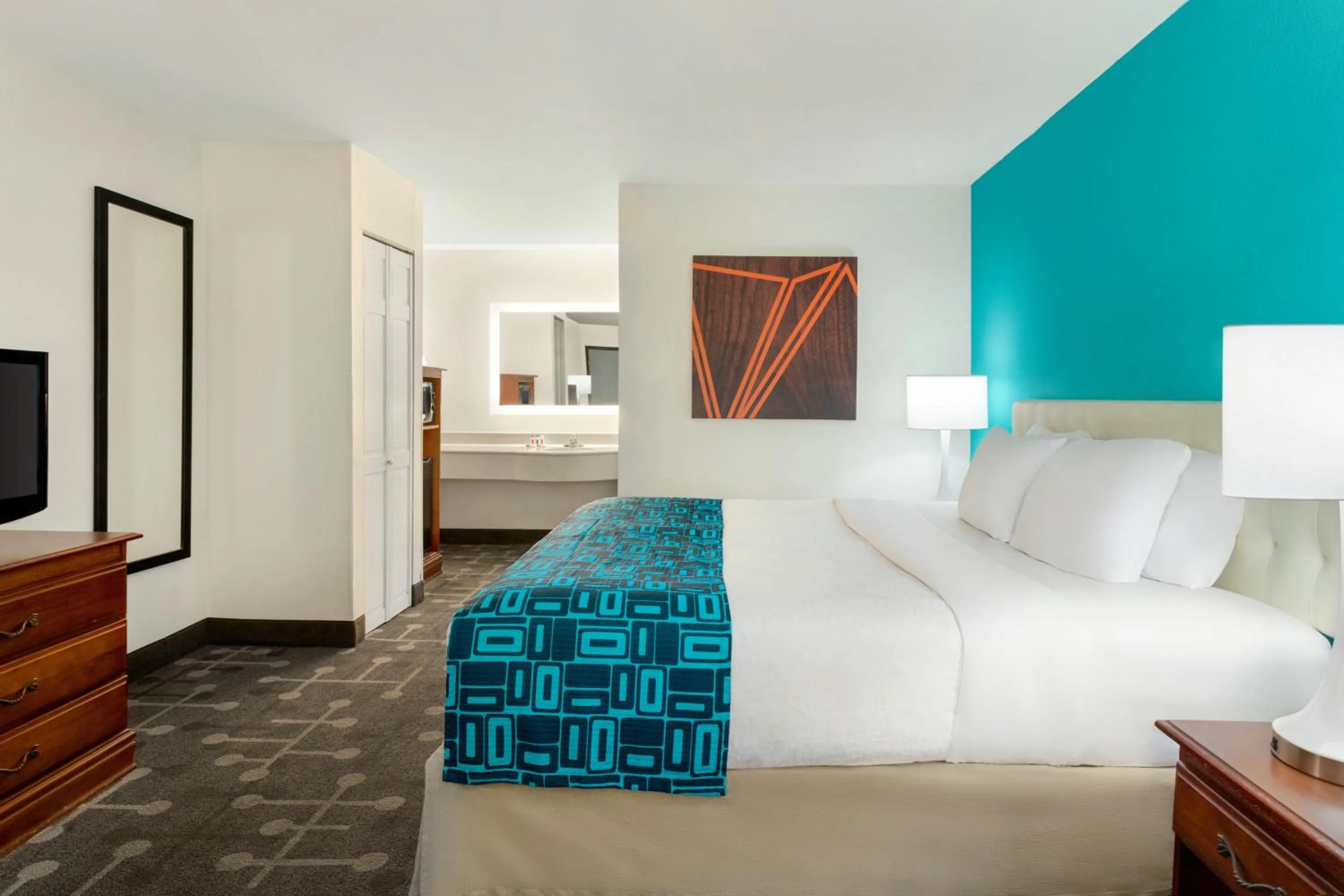 Bed in Howard Johnson by Wyndham Chattanooga Lookout Mountain I-24