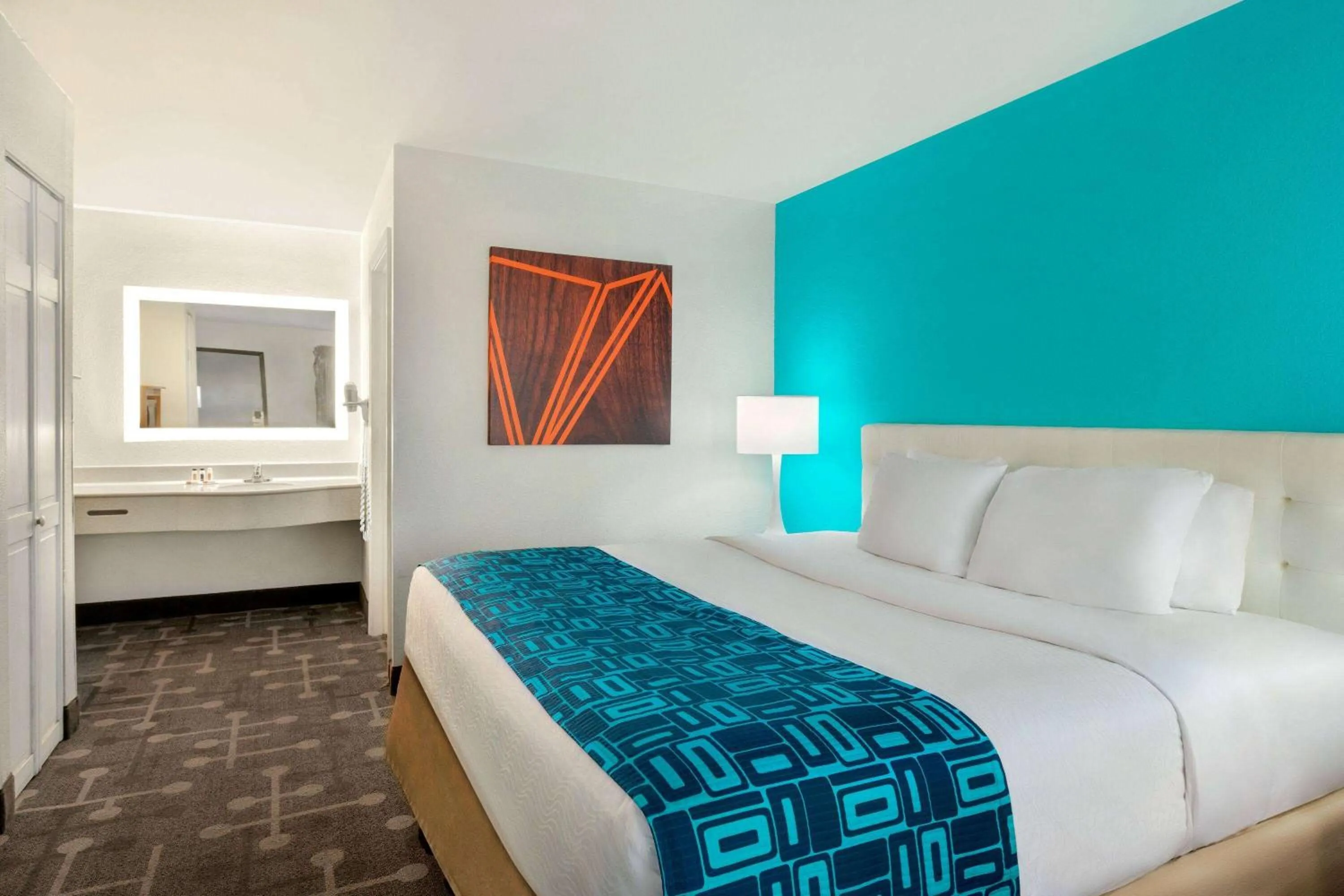 Photo of the whole room, Bed in Howard Johnson by Wyndham Chattanooga Lookout Mountain I-24