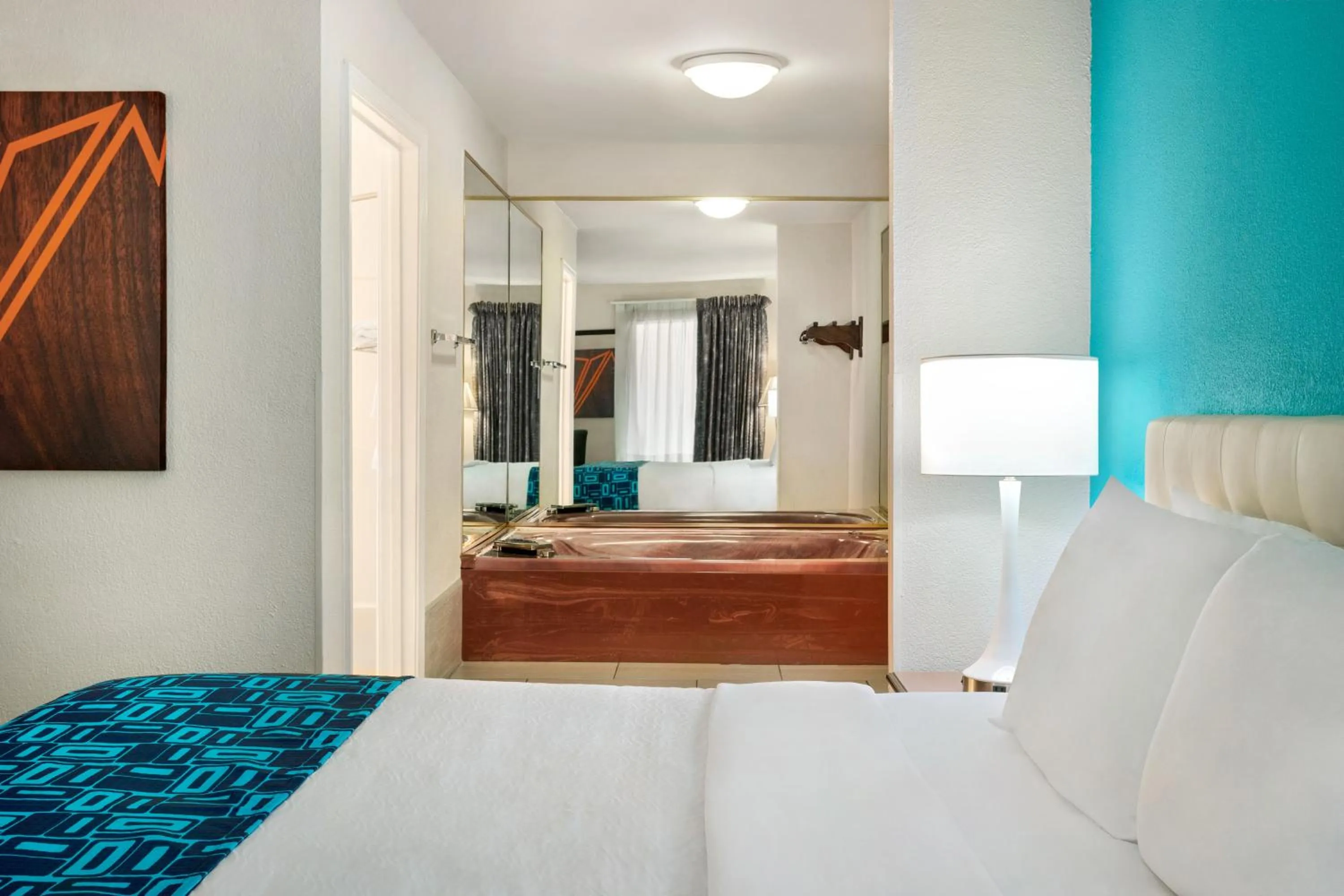 Hot Tub, Bed in Howard Johnson by Wyndham Chattanooga Lookout Mountain I-24