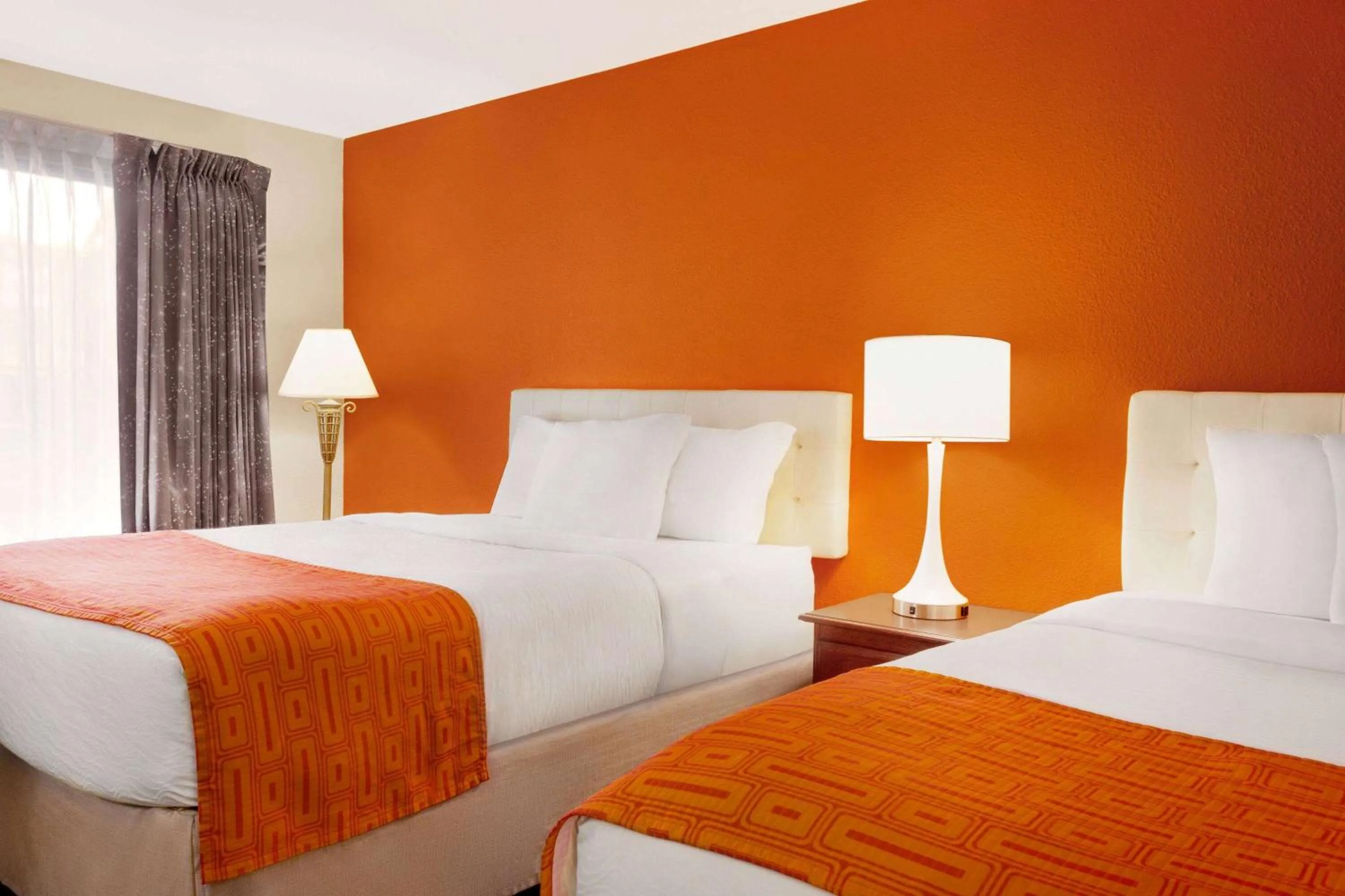 Photo of the whole room, Bed in Howard Johnson by Wyndham Chattanooga Lookout Mountain I-24