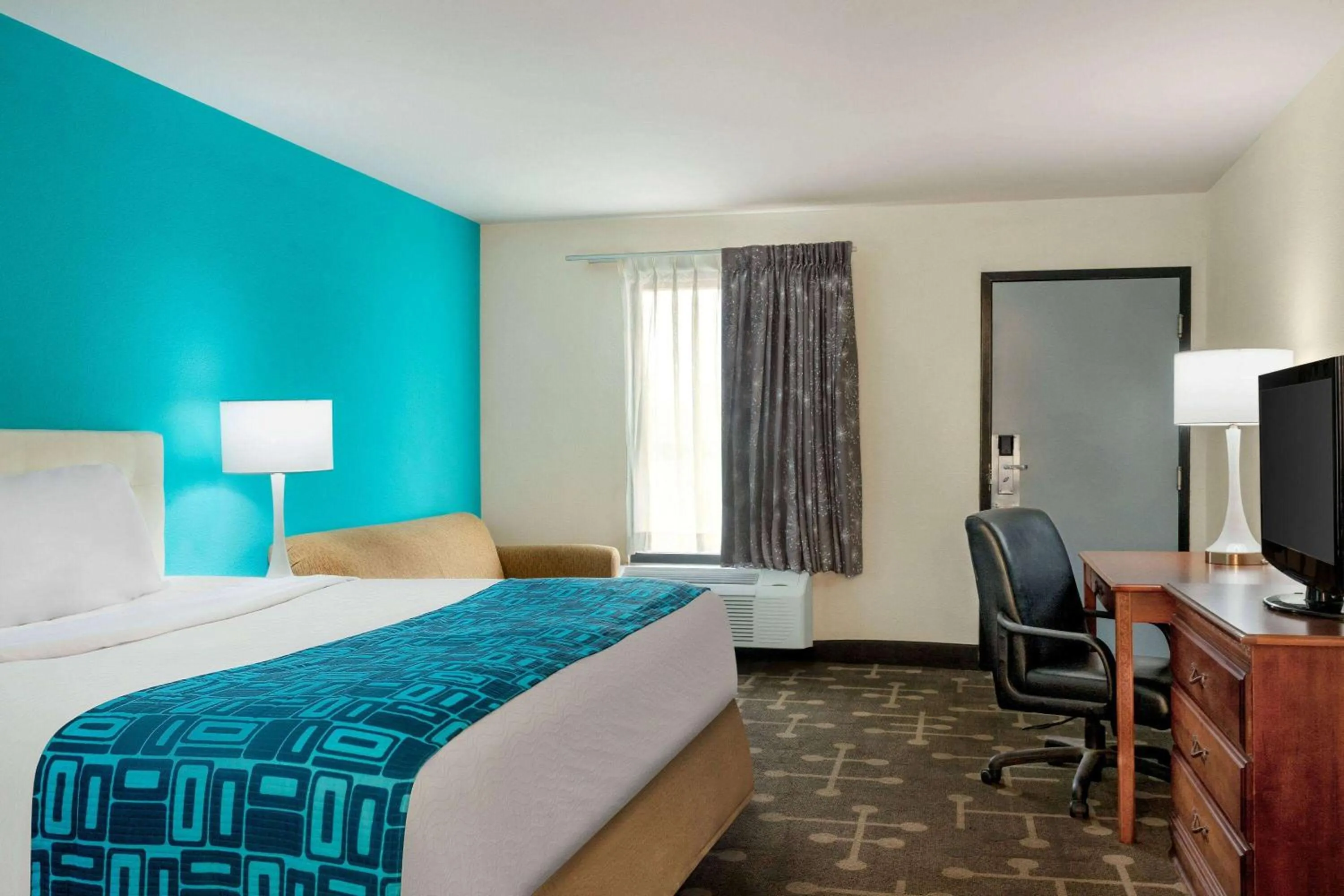 Photo of the whole room, Bed in Howard Johnson by Wyndham Chattanooga Lookout Mountain I-24